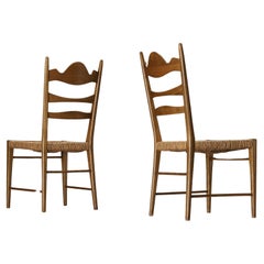 Paire de chaises de salle à manger italiennes à dossiers sculptés et sièges en paille 