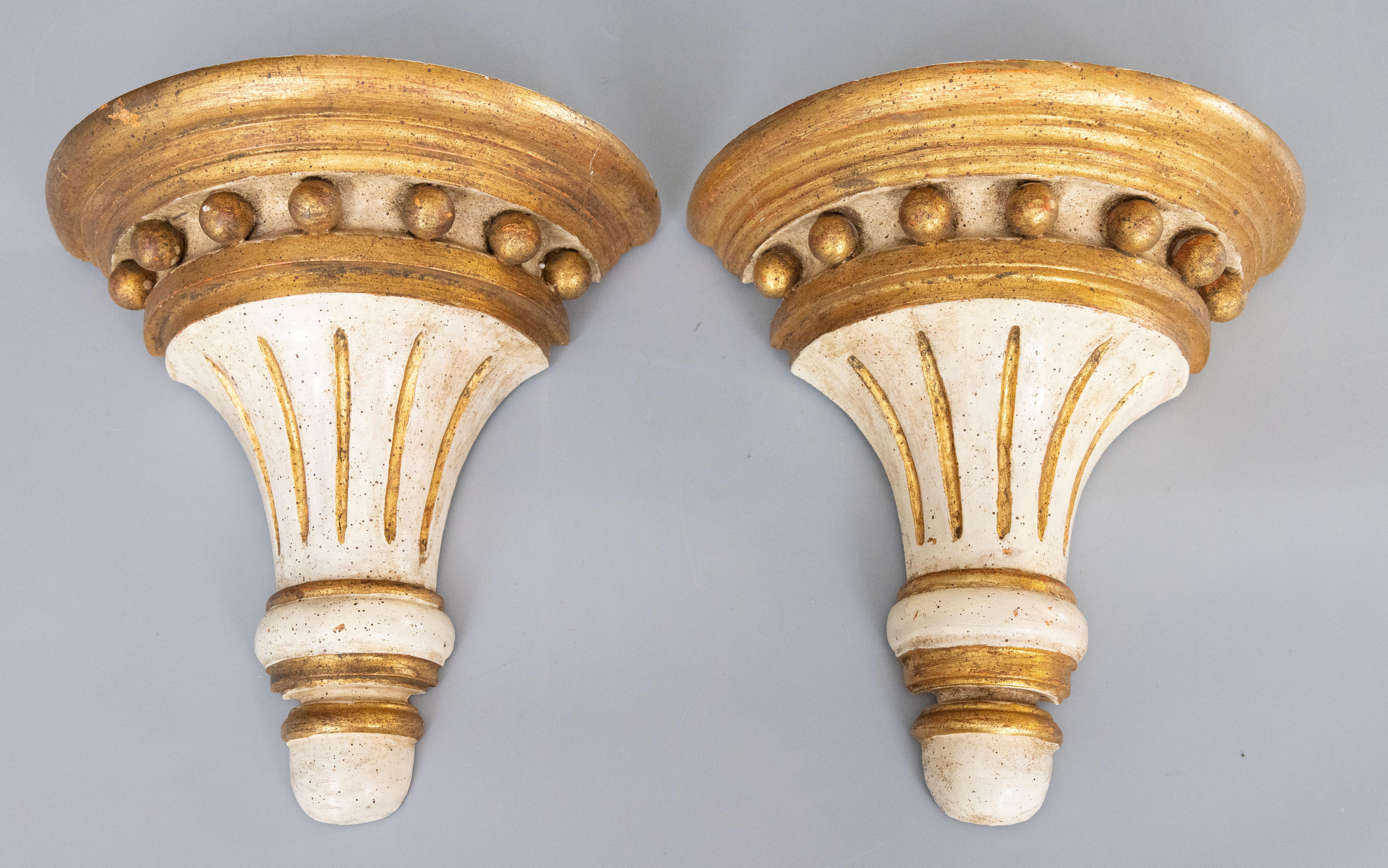 Pair of Italian Distressed White Gold Giltwood Brackets Corbels Shelves c. 1950 For Sale 4