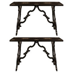 paire de tables italiennes en bois fruitier ébonisé d'époque baroque du début du 18e siècle