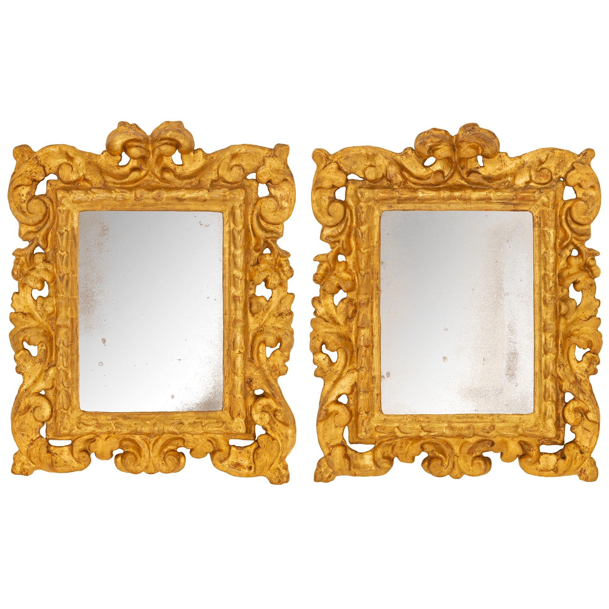 Ein charmantes und äußerst dekoratives Paar italienischer vergoldeter italienischer Spiegel aus dem frühen 18. Jahrhundert aus der Barockzeit. Der Spiegel hat seine ursprünglichen Spiegelplatten in einer eleganten, geraden, gesprenkelten Bordüre