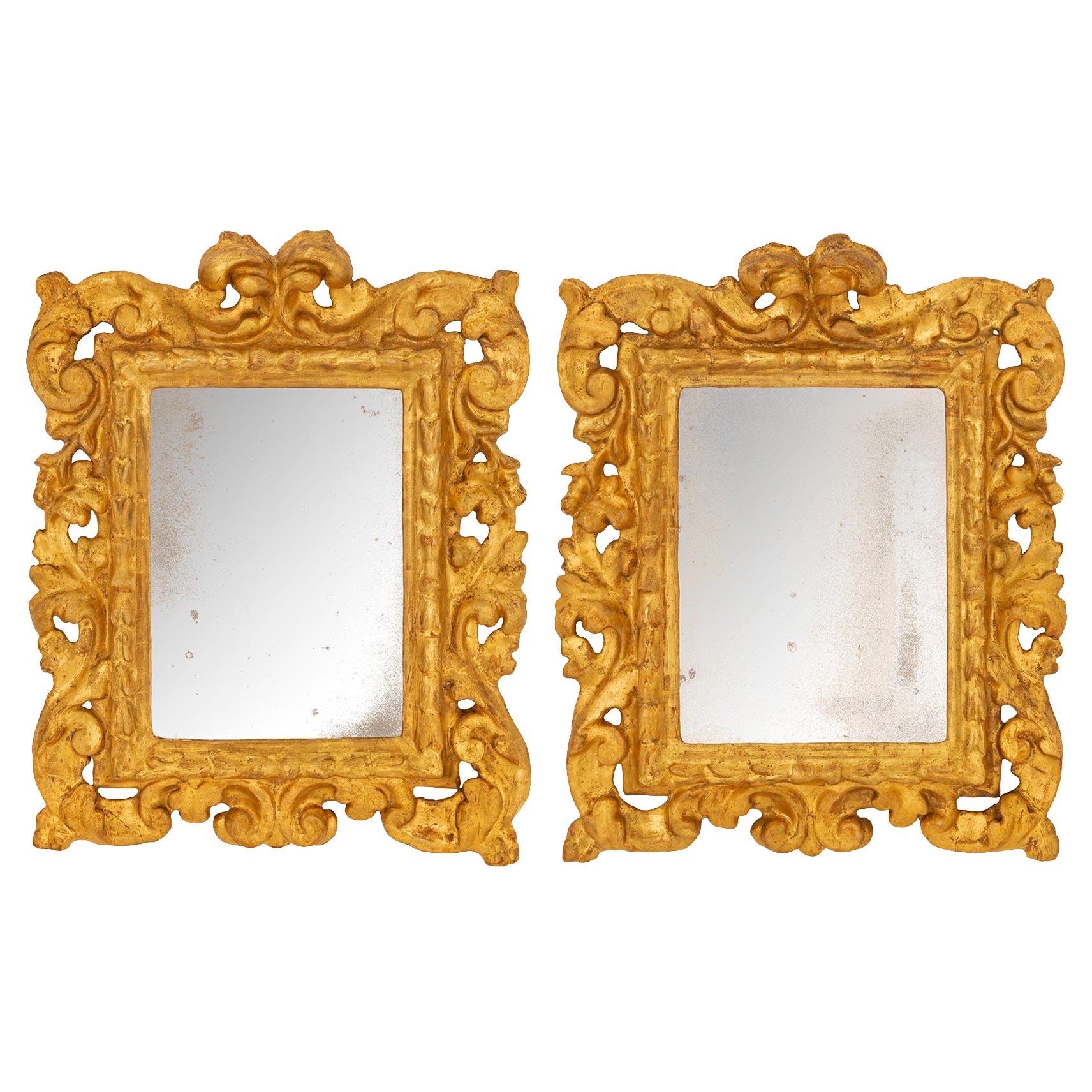 Paire de miroirs italiens en bois doré du début du XVIIIe siècle de la période baroque