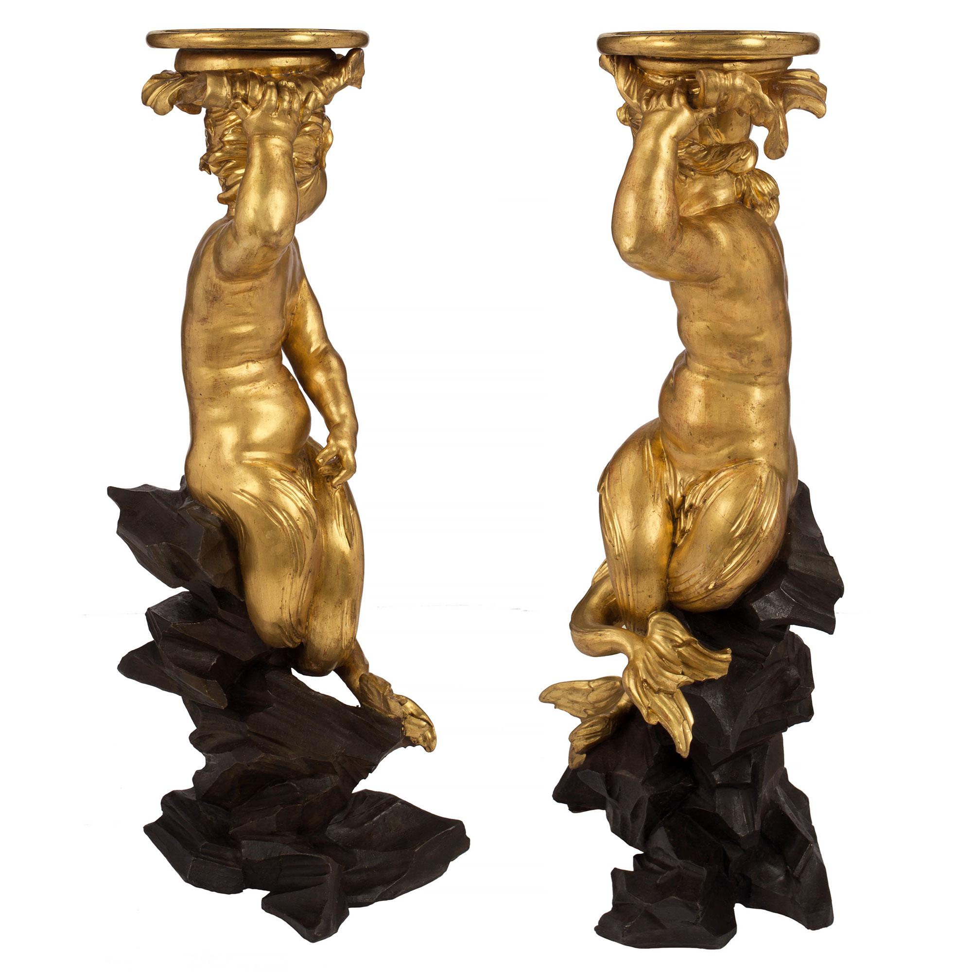 Pair of Italian Early 18th Century Roman Giltwood and Black Polychrome Pedestals In Good Condition In West Palm Beach, FL