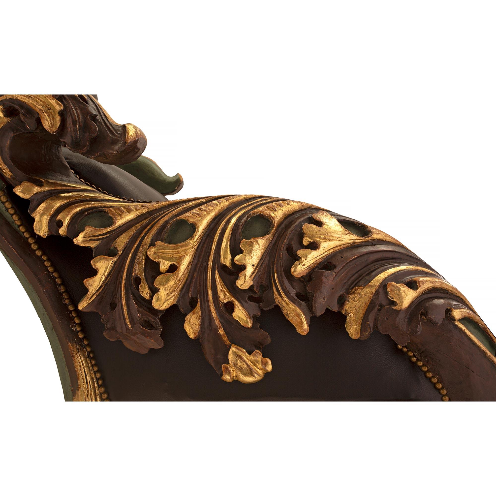 Pareja de sillones barrocos italianos de principios del siglo XIX, policromados y de madera dorada Italiano en venta