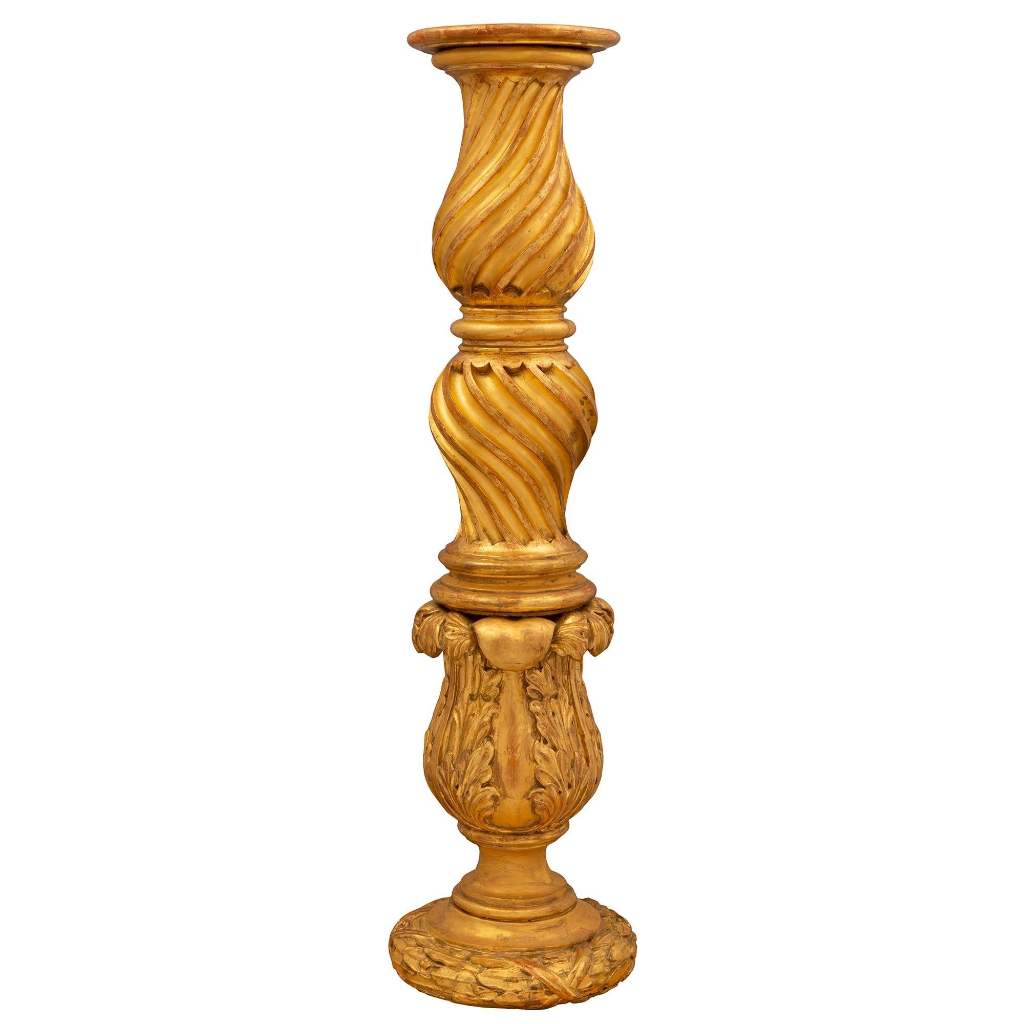 Baroque Paire de colonnes baroques italiennes en bois doré du début du XIXe siècle en vente