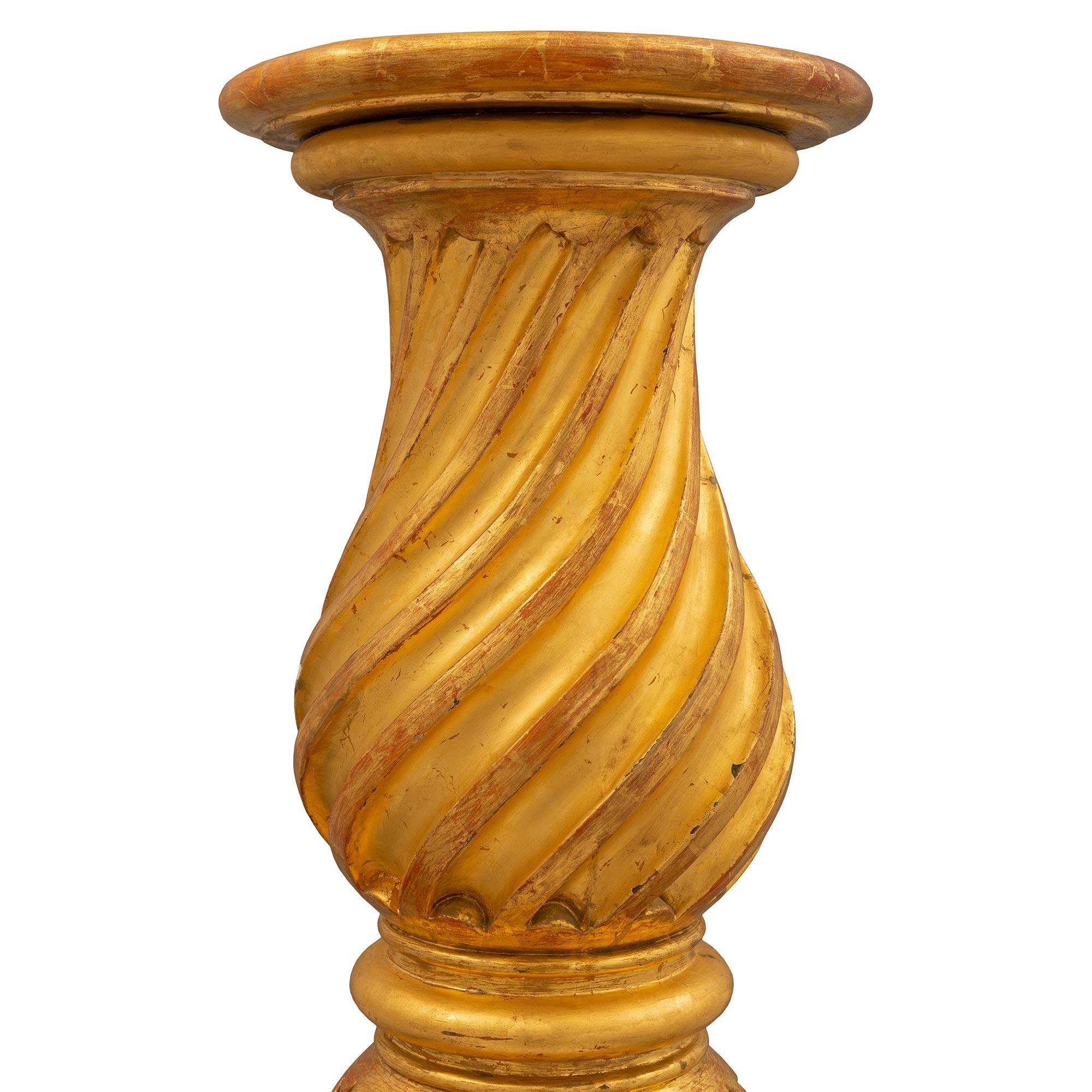 Paire de colonnes baroques italiennes en bois doré du début du XIXe siècle Bon état - En vente à West Palm Beach, FL