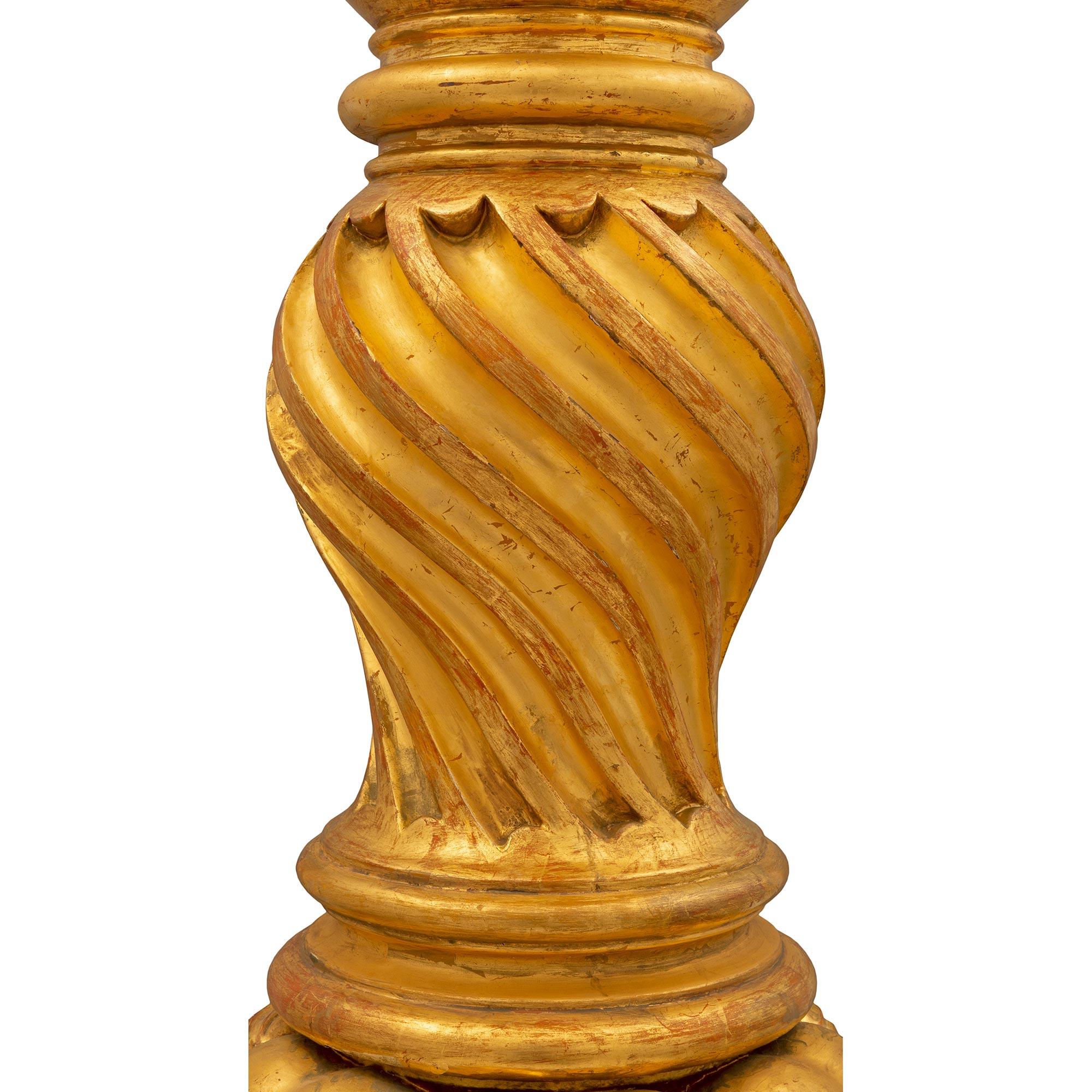 Bois doré Paire de colonnes baroques italiennes en bois doré du début du XIXe siècle en vente