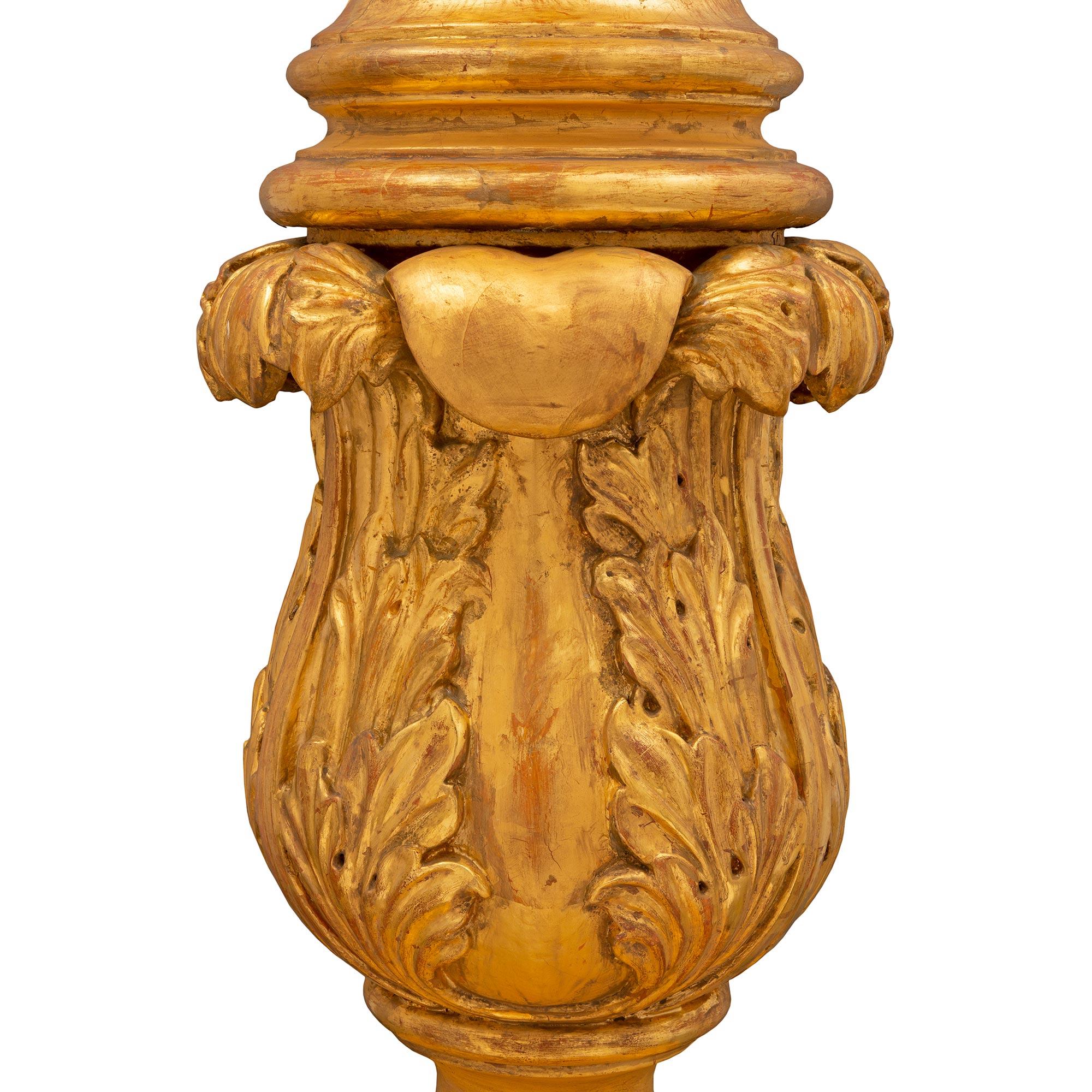 Paire de colonnes baroques italiennes en bois doré du début du XIXe siècle en vente 1