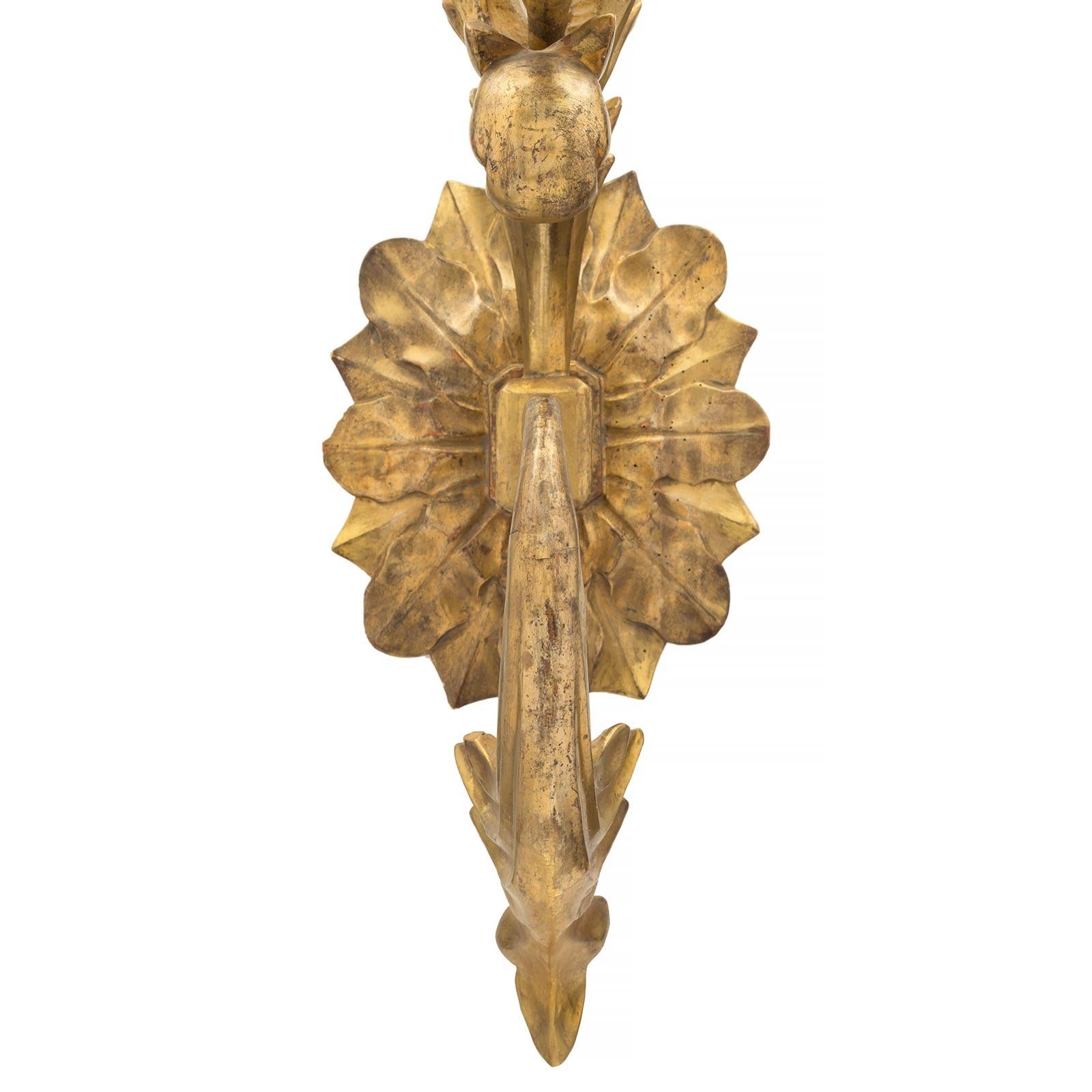 Paire d'appliques italiennes Bras de Lumière en bois doré du début du XIXe siècle en vente 1