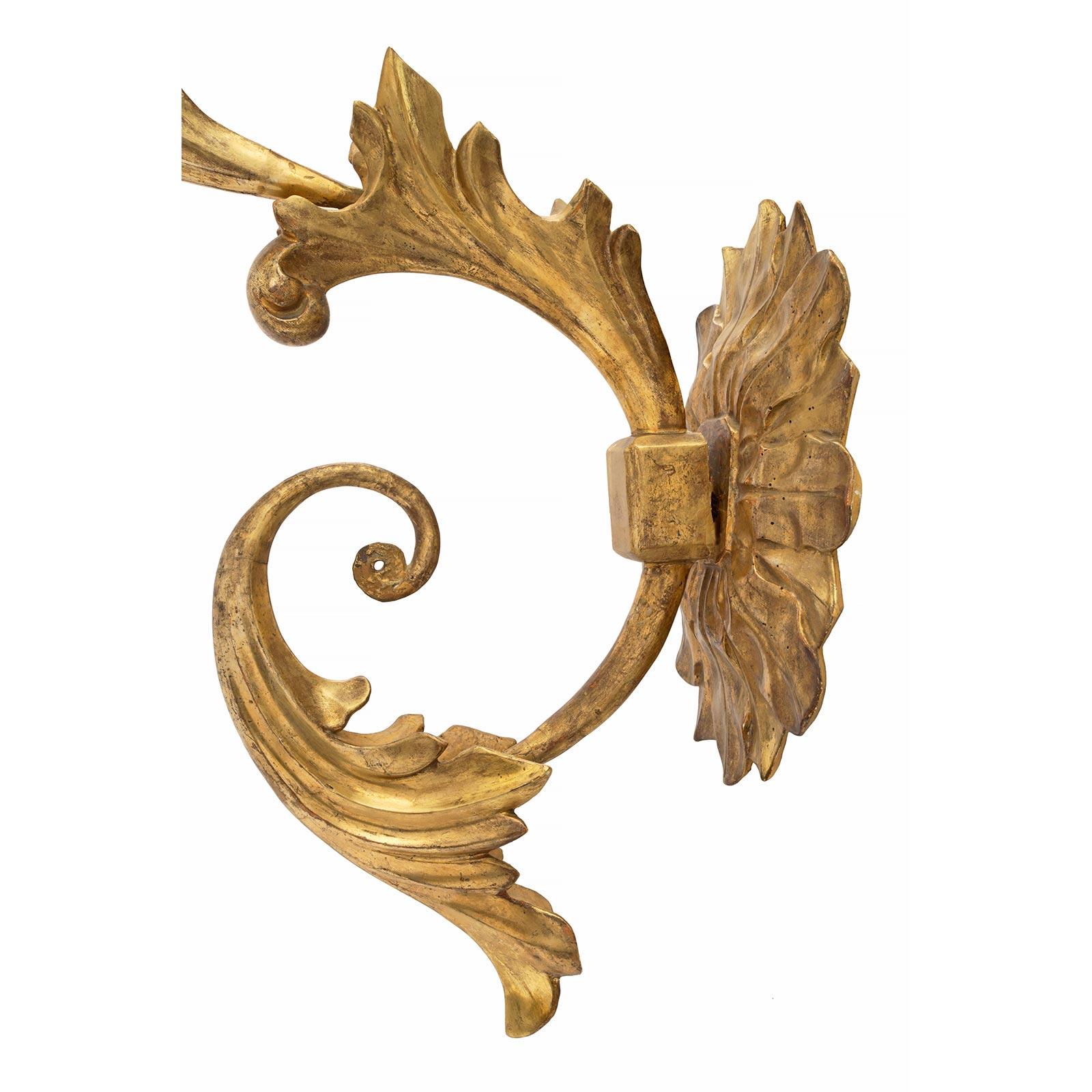 Paire d'appliques italiennes Bras de Lumière en bois doré du début du XIXe siècle en vente 2