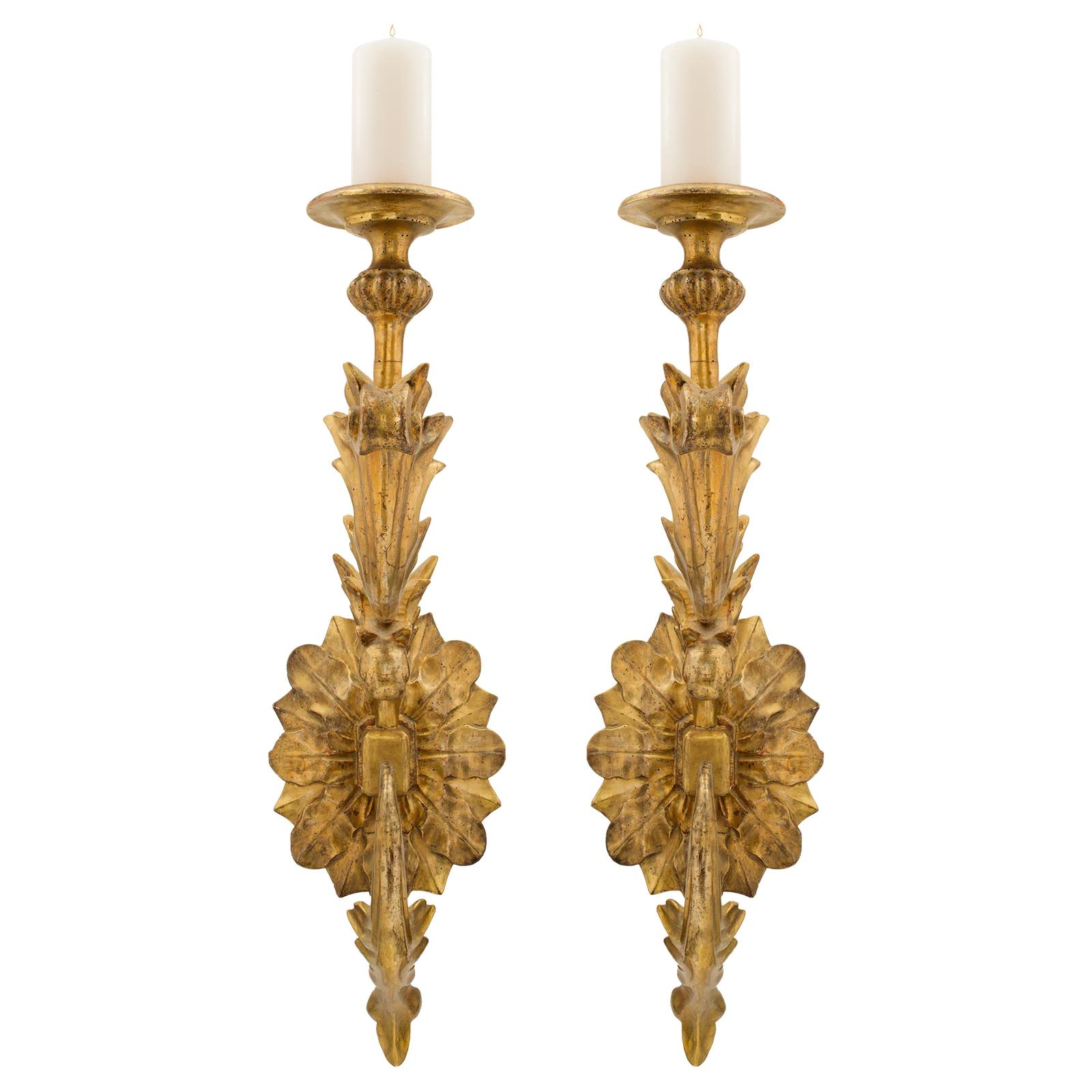 Paire d'appliques italiennes Bras de Lumière en bois doré du début du XIXe siècle en vente
