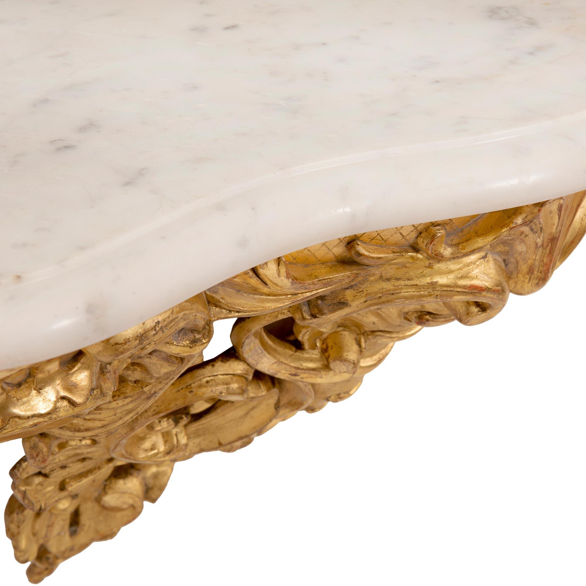 Paire de supports muraux d'angle italiens de style Louis XV du début du XIXe siècle en vente 3