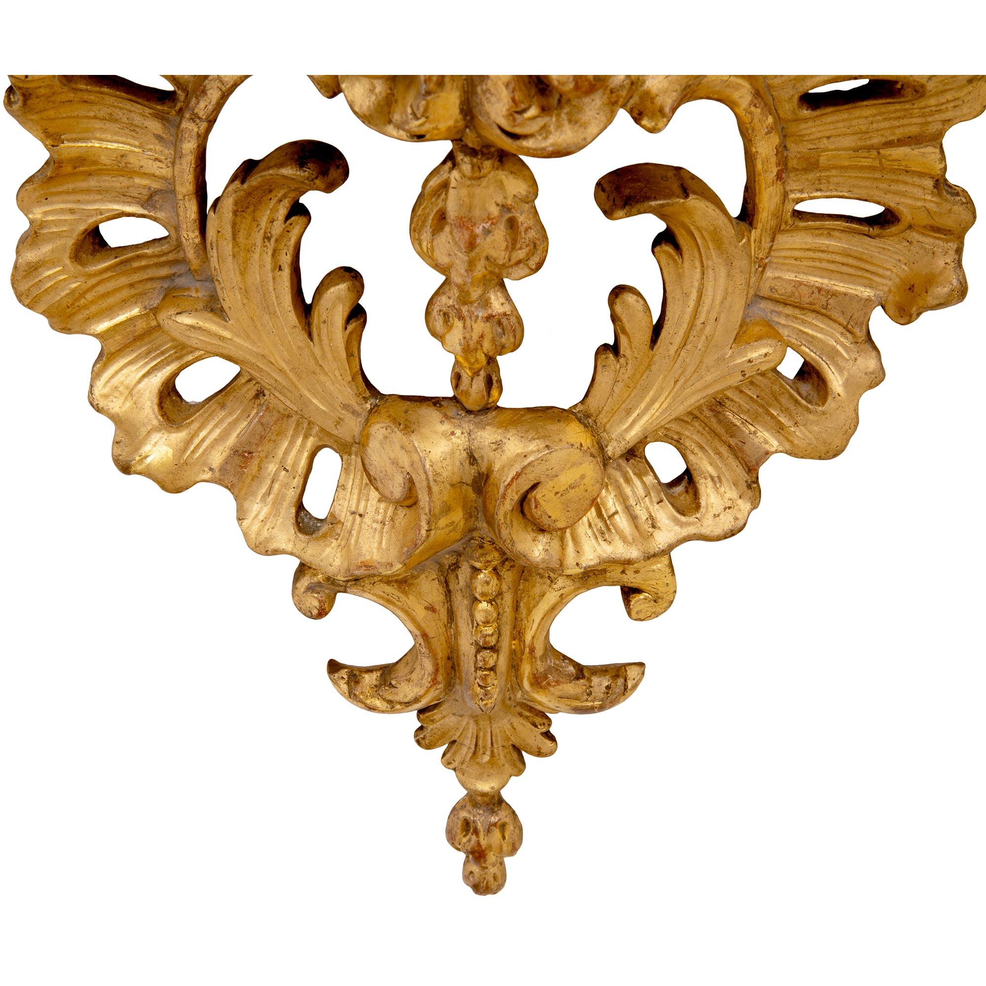 Paire de supports muraux d'angle italiens de style Louis XV du début du XIXe siècle en vente 4