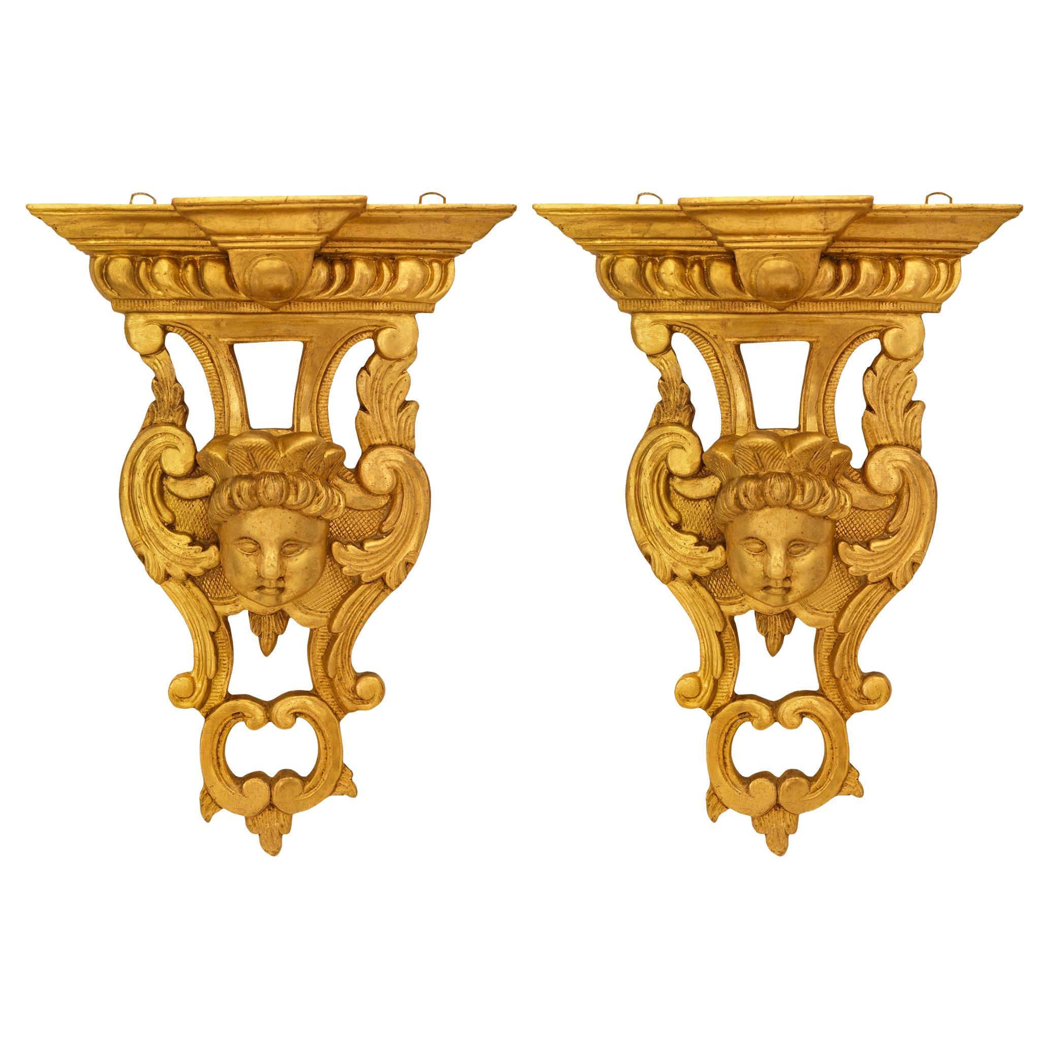 par de ménsulas de pared italianas de principios del siglo xix de madera dorada estilo Luis XVI