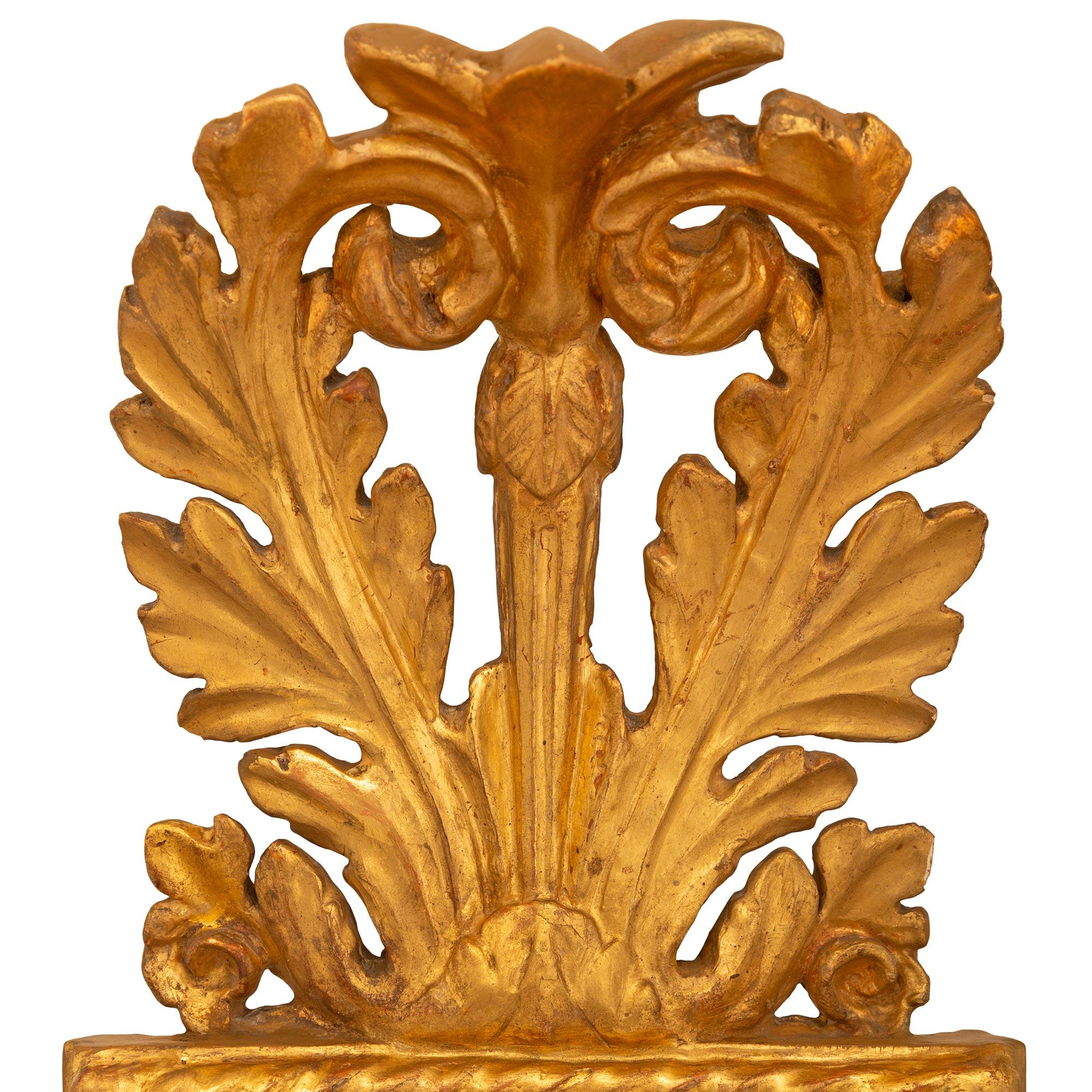XIXe siècle Paire d'appliques italiennes du début du 19e siècle de style néo-classique. Appliques à miroir en bois doré en vente