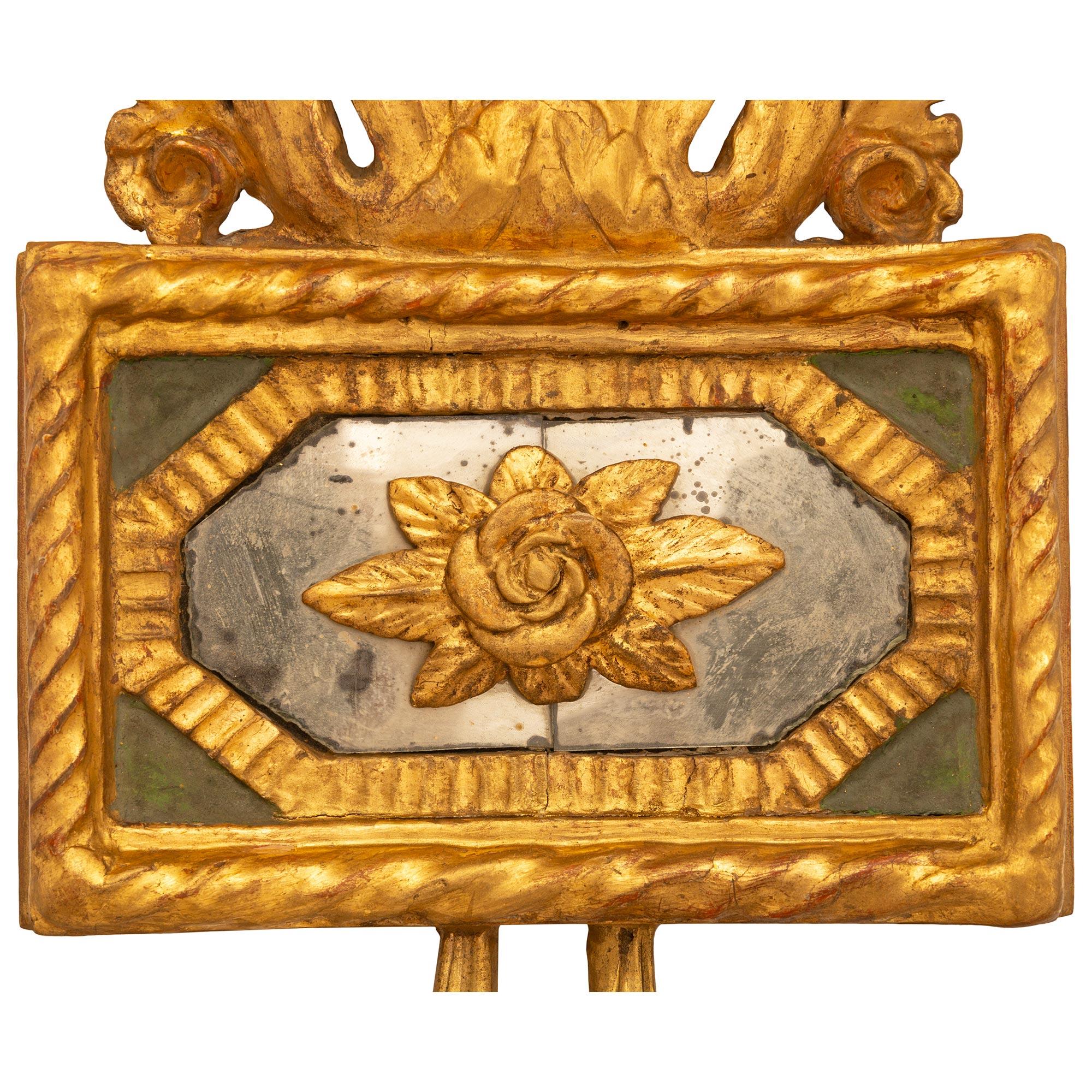 Miroir Paire d'appliques italiennes du début du 19e siècle de style néo-classique. Appliques à miroir en bois doré en vente