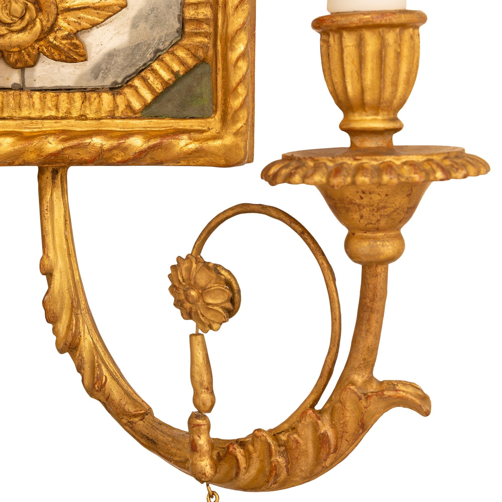 Paire d'appliques italiennes du début du 19e siècle de style néo-classique. Appliques à miroir en bois doré en vente 1
