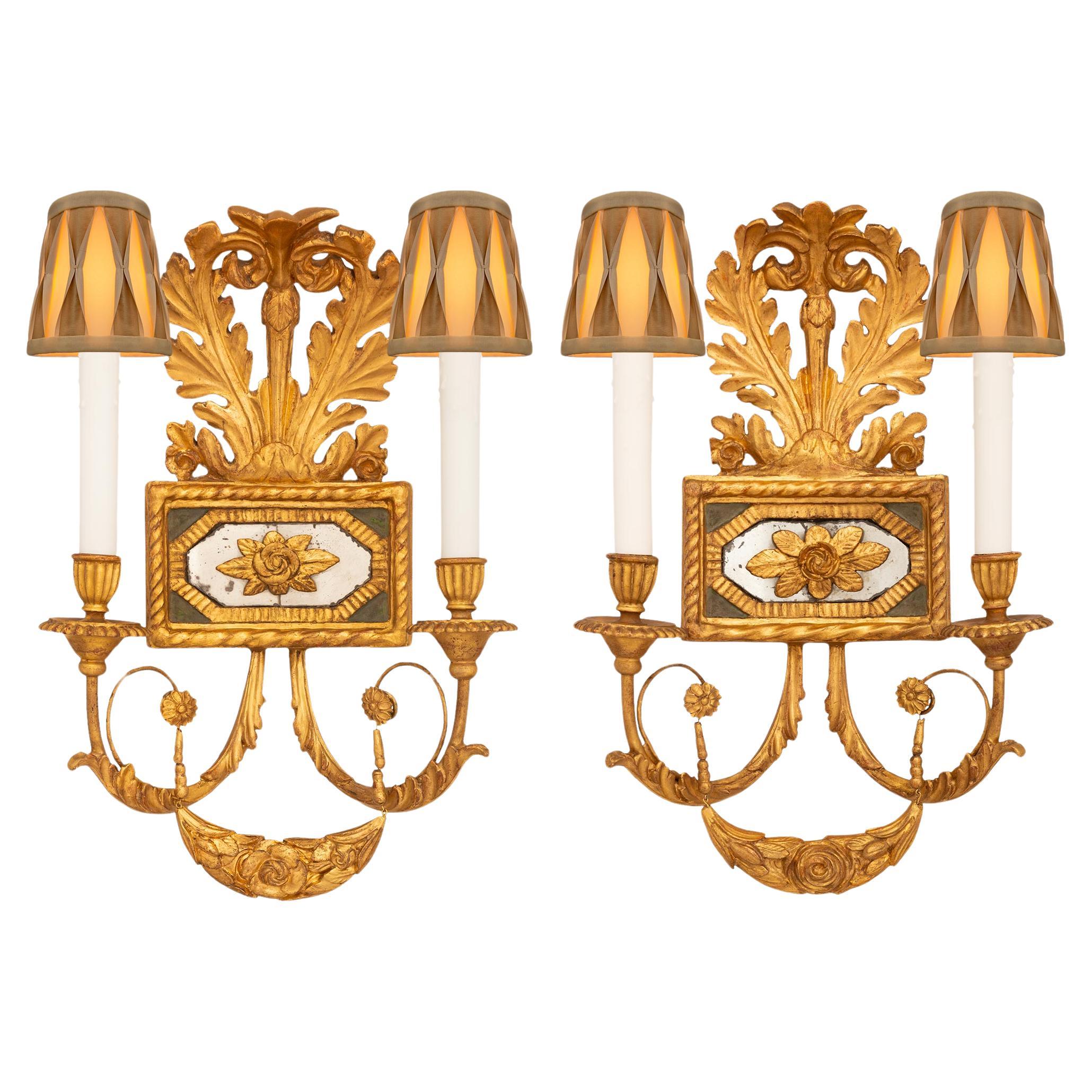 Paire d'appliques italiennes du début du 19e siècle de style néo-classique. Appliques à miroir en bois doré