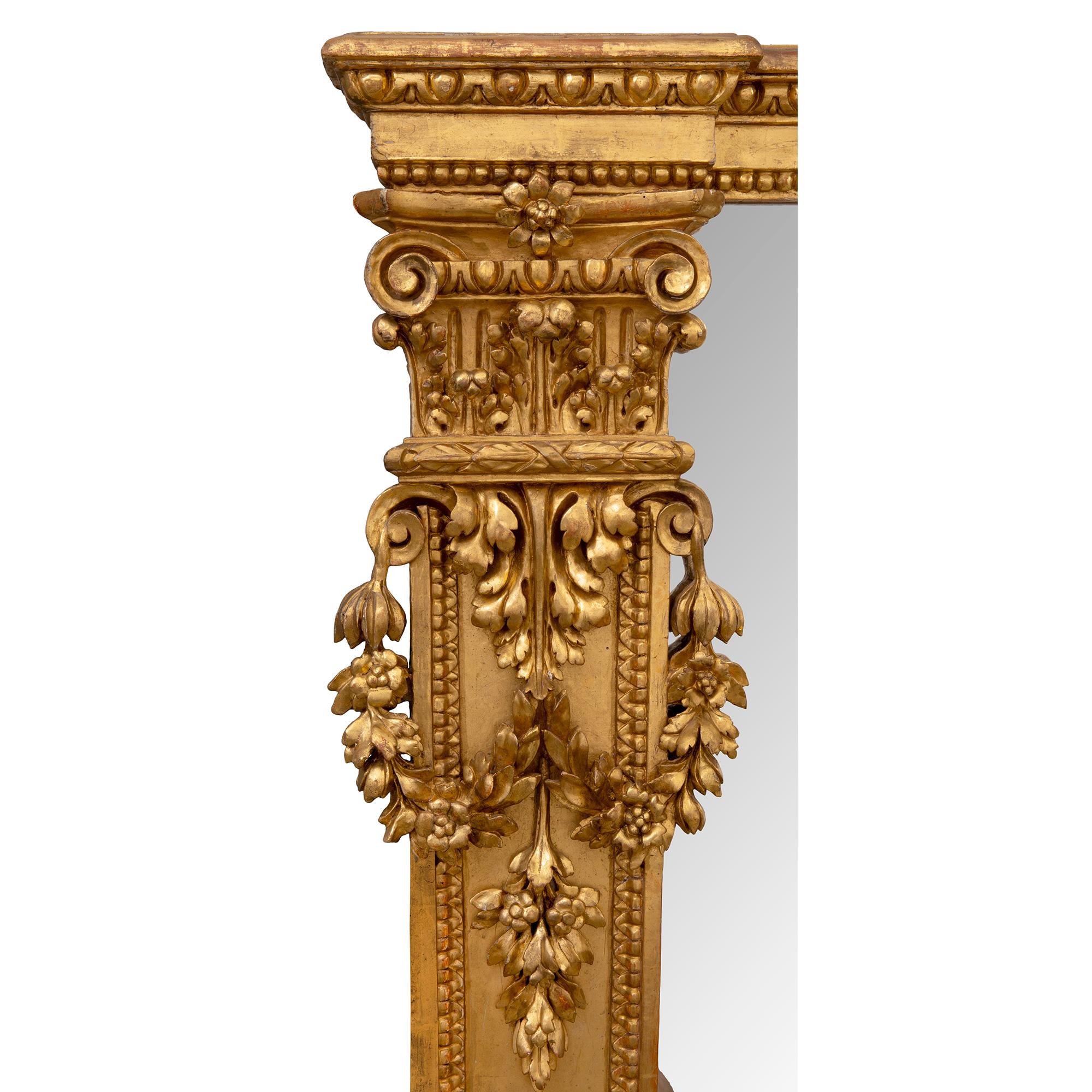 Miroir Paire de miroirs italiens en bois patiné et doré du début du XIXe siècle en vente