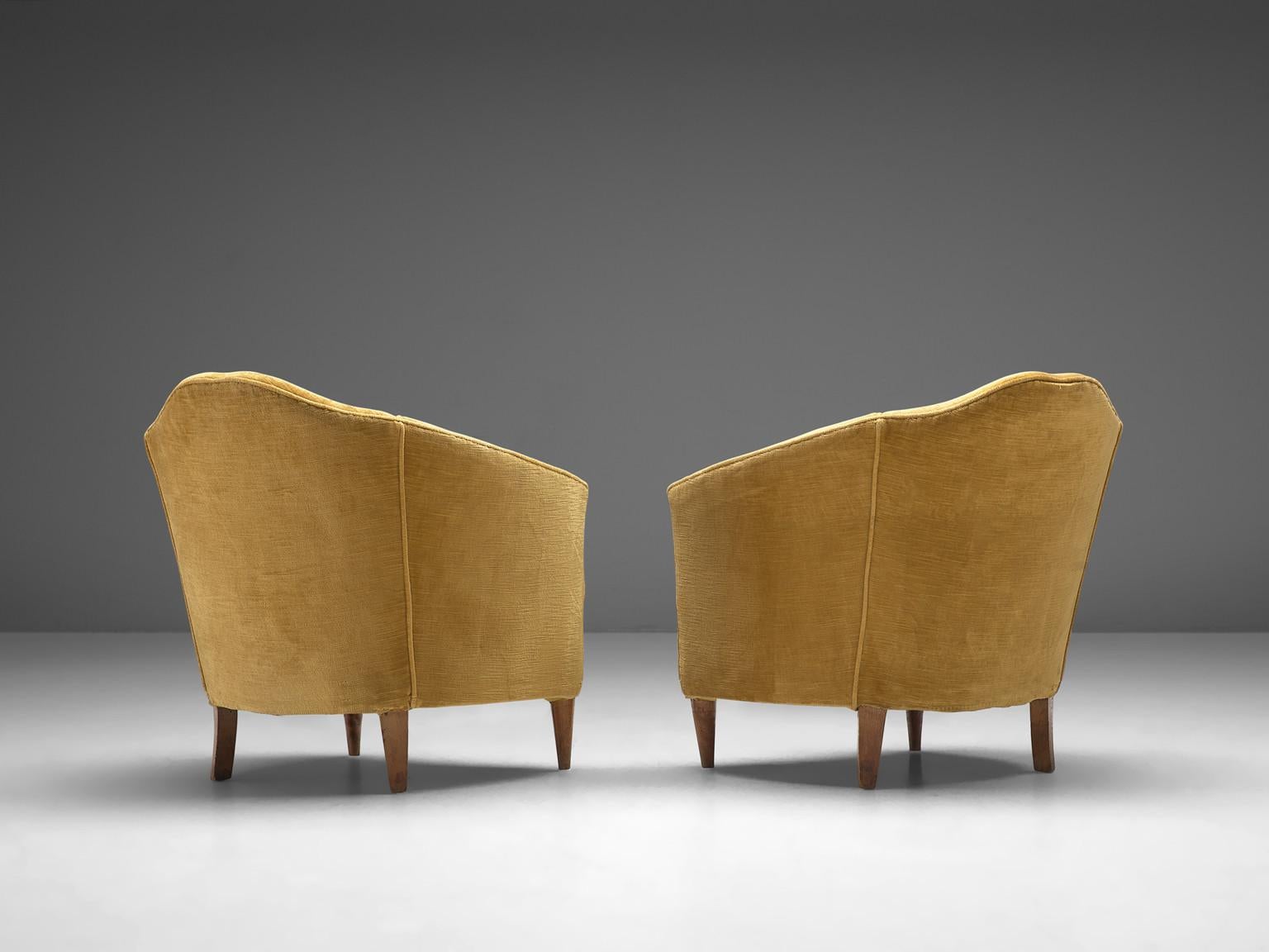Pair of lounge chairs in velvet and wood, Italy, 1960s.

Elegant pair of armchairs in yellow golden velvet. The chairs have organic shaped seating and back. The back of the chairs is waved and give the look a soft look. The chairs are supported by