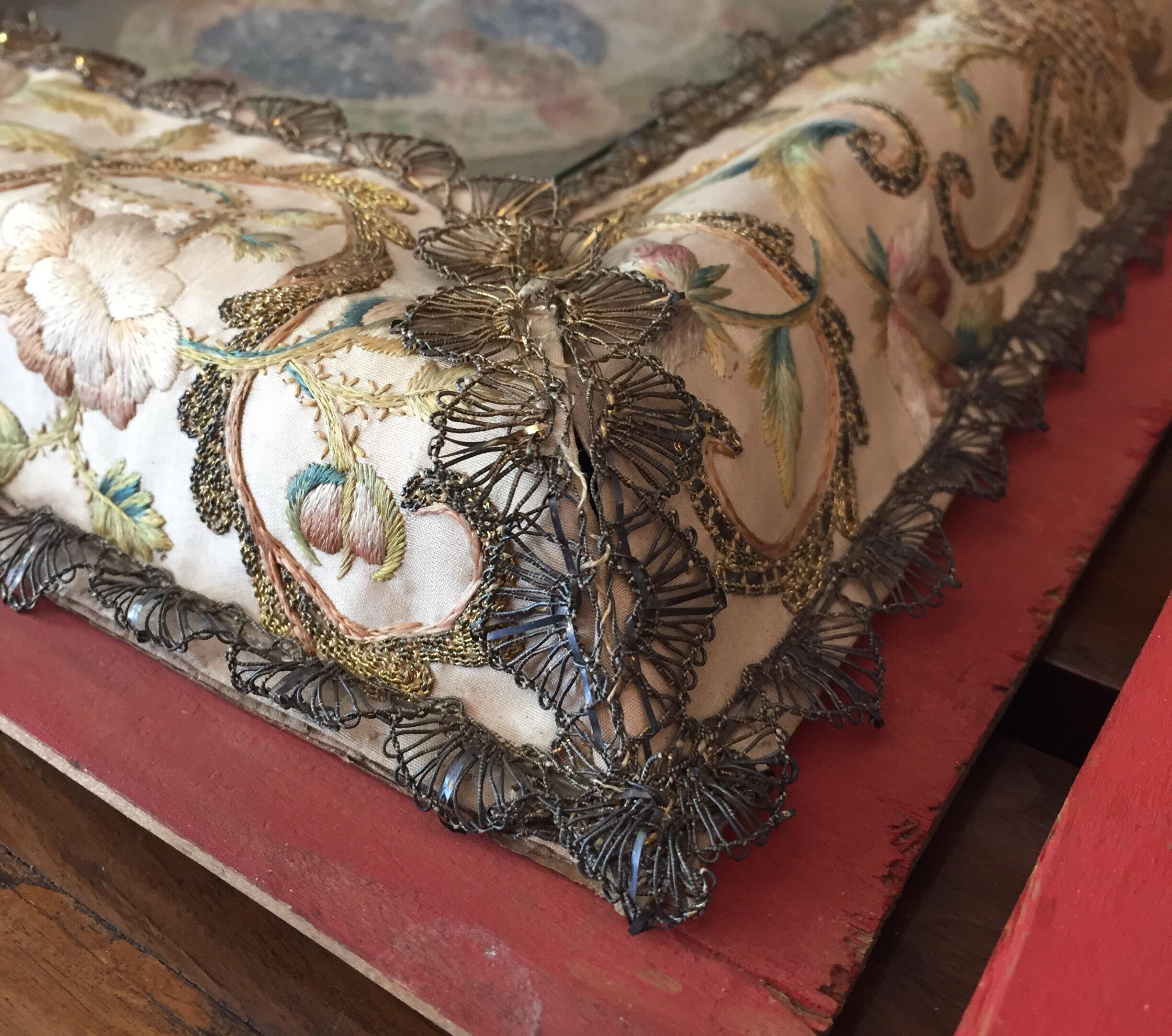 Set of Two 18th Century Italian Silk Frames with Embroidery and Saints Figures For Sale 5