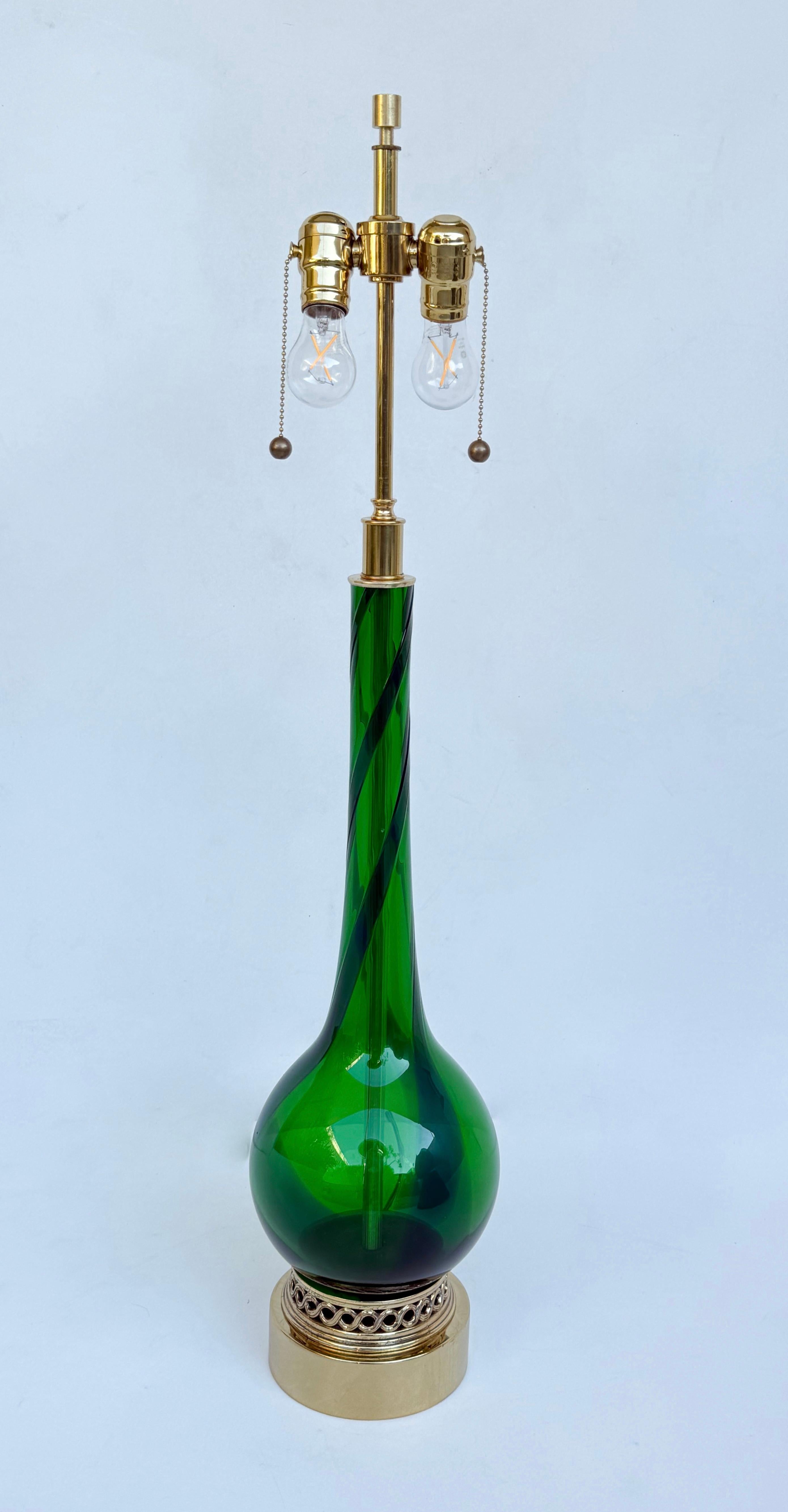 Paire de lampes italiennes en verre Murano vert émeraude et laiton des années 1970. 
En belle construction vintage avec une usure mineure cohérente avec l'âge. 
Nouveau câblage pour les États-Unis. Elles peuvent recevoir deux ampoules de 75 W