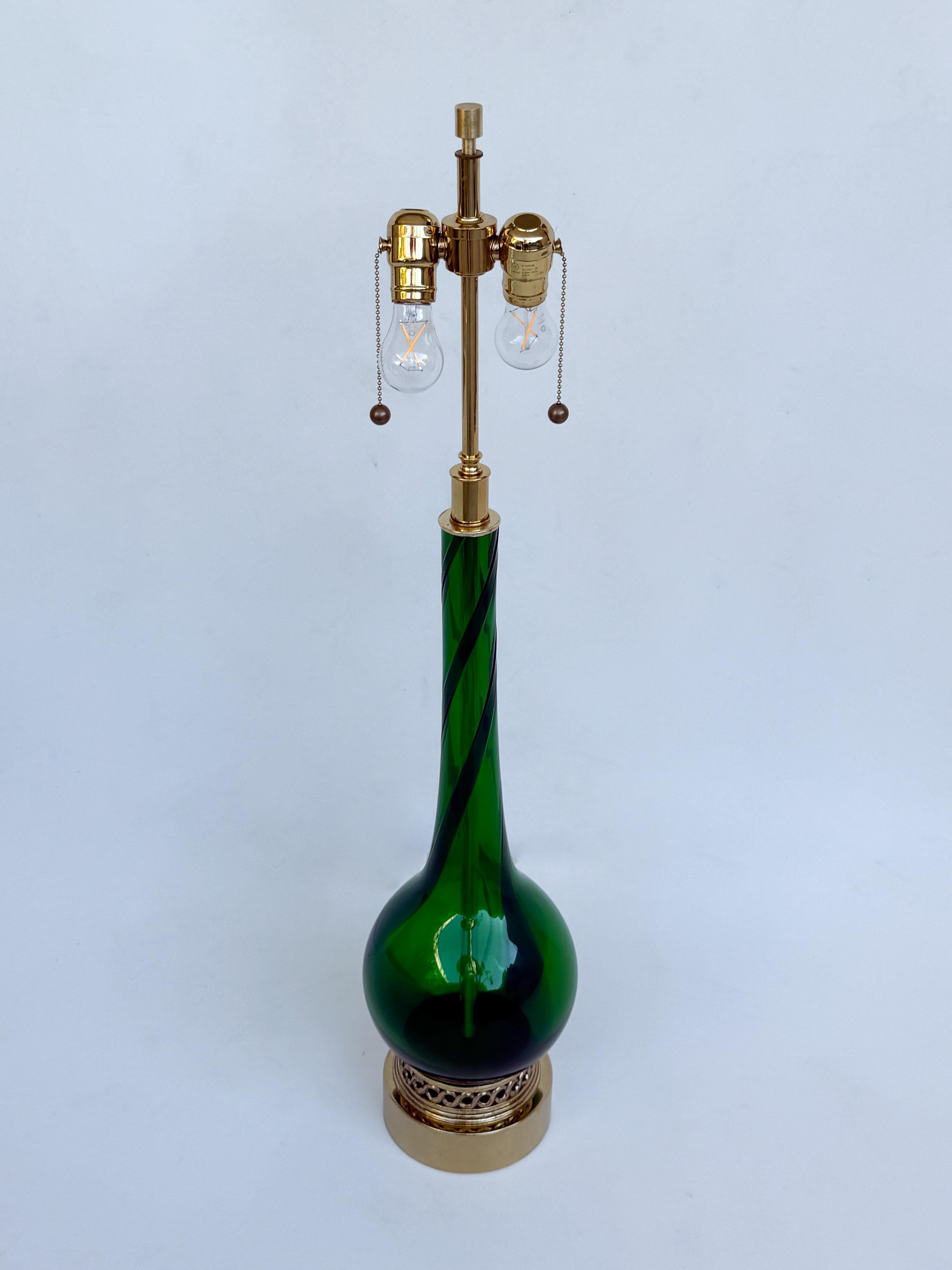 Fait main Paire de lampes de table italiennes en verre Murano et laiton vert émeraude en vente
