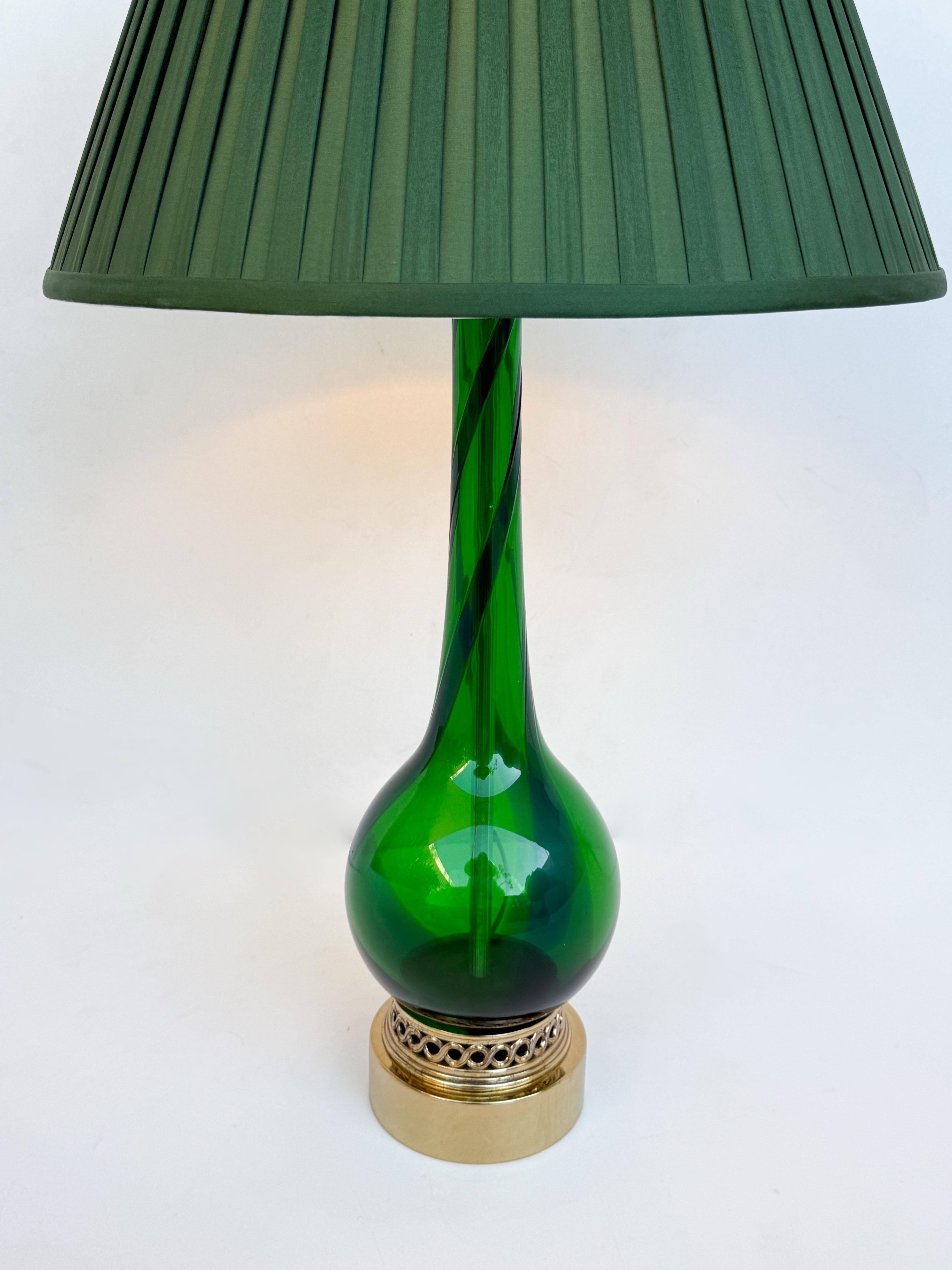 Paire de lampes de table italiennes en verre Murano et laiton vert émeraude Bon état - En vente à Palm Springs, CA