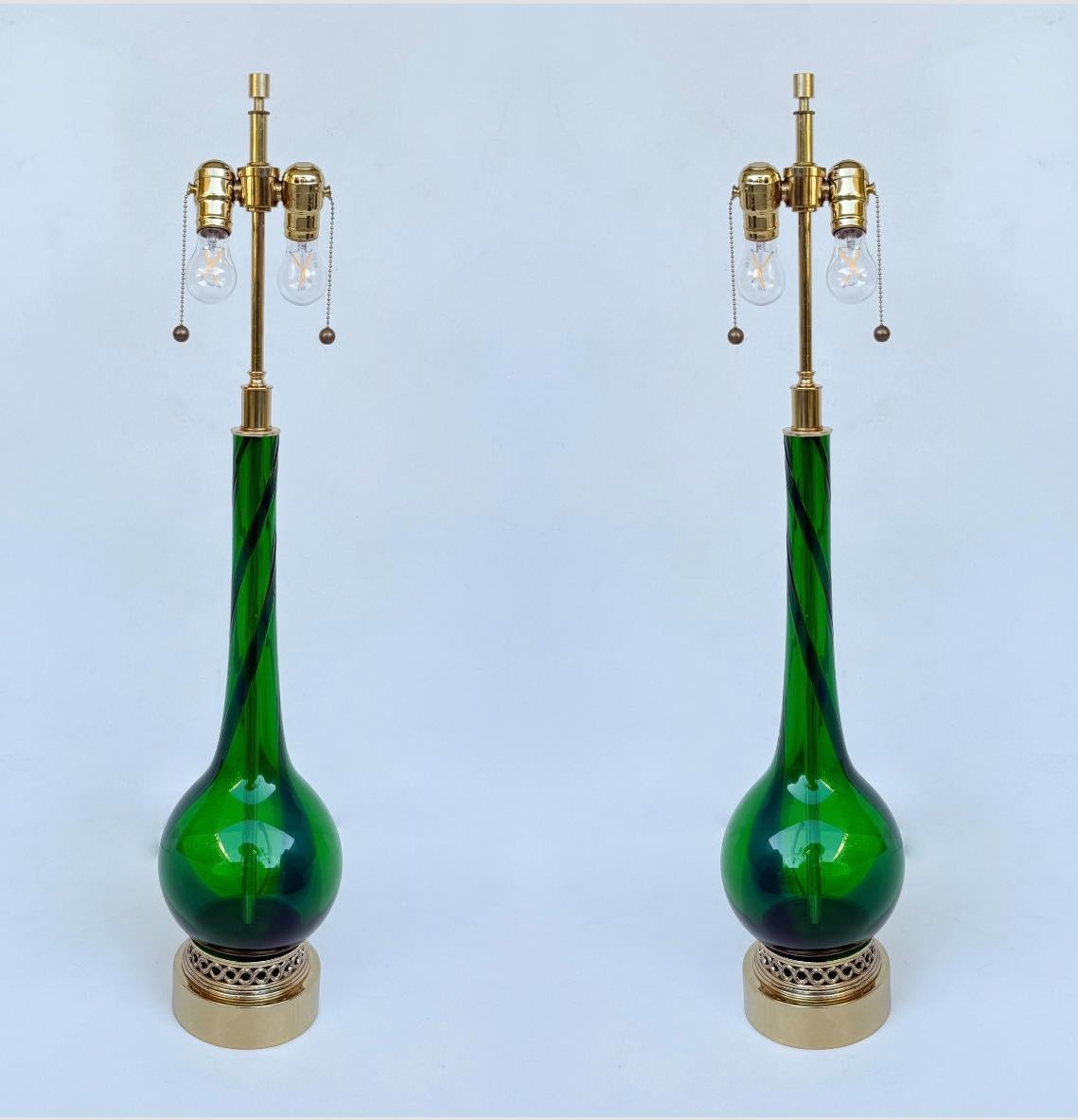 Fin du 20e siècle Paire de lampes de table italiennes en verre Murano et laiton vert émeraude en vente