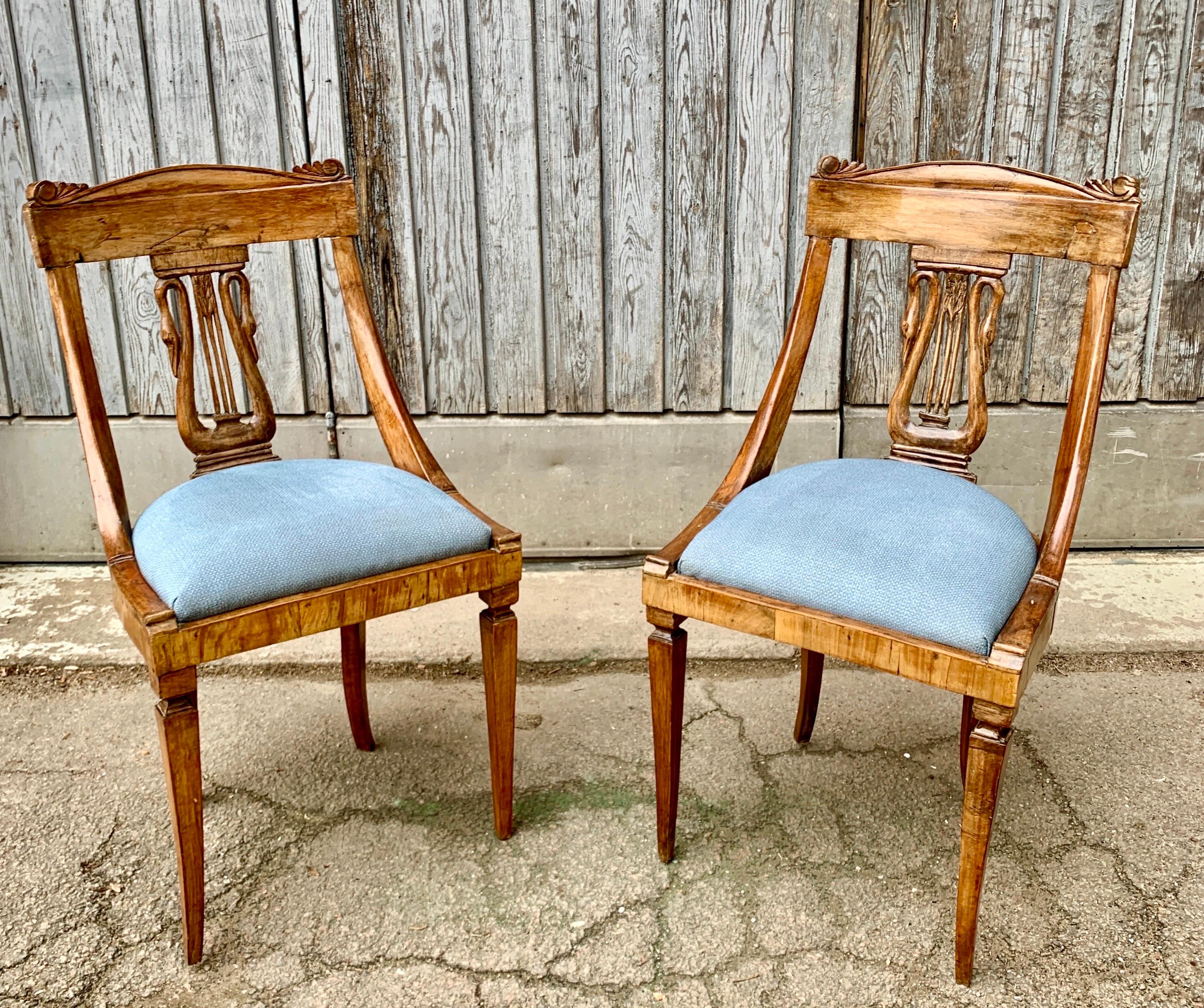 Noyer Paire de chaises de salle à manger Empire italien du début du 19ème siècle en vente