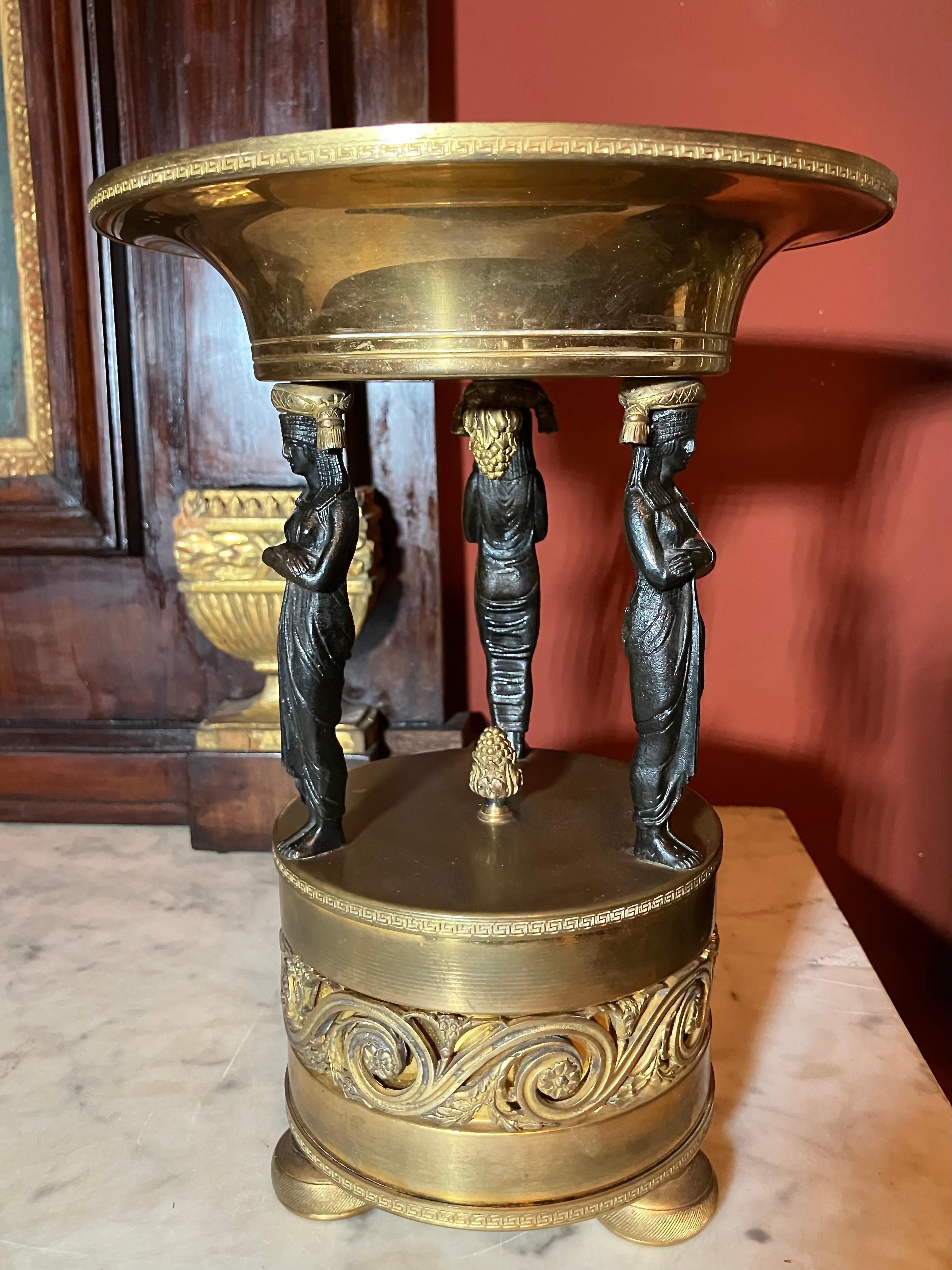 Paire de tazzas en bronze et laiton d'époque Empire italien, 19e siècle en vente 4