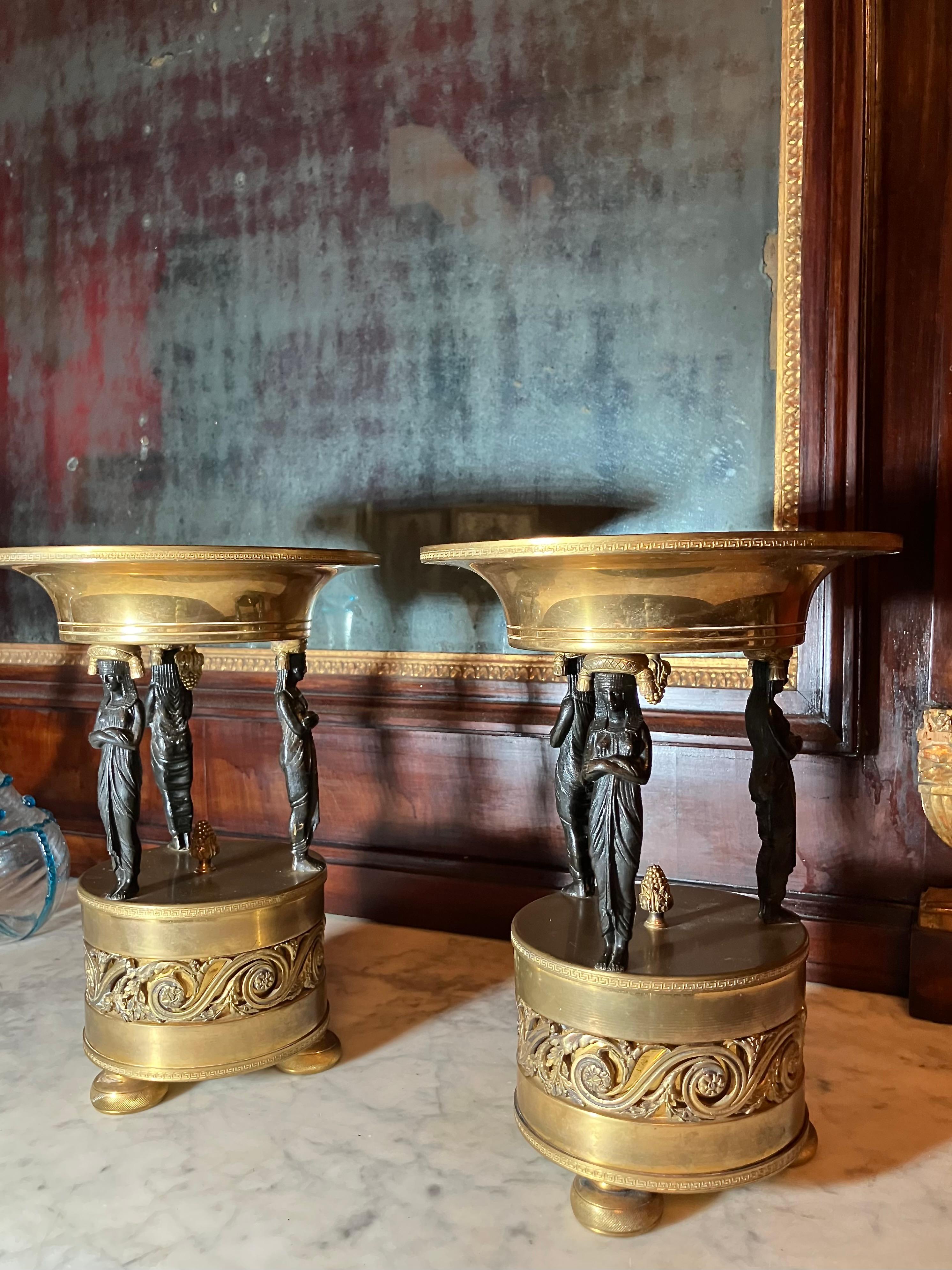 Paire de tazzas en bronze et laiton d'époque Empire italien, 19e siècle en vente 5
