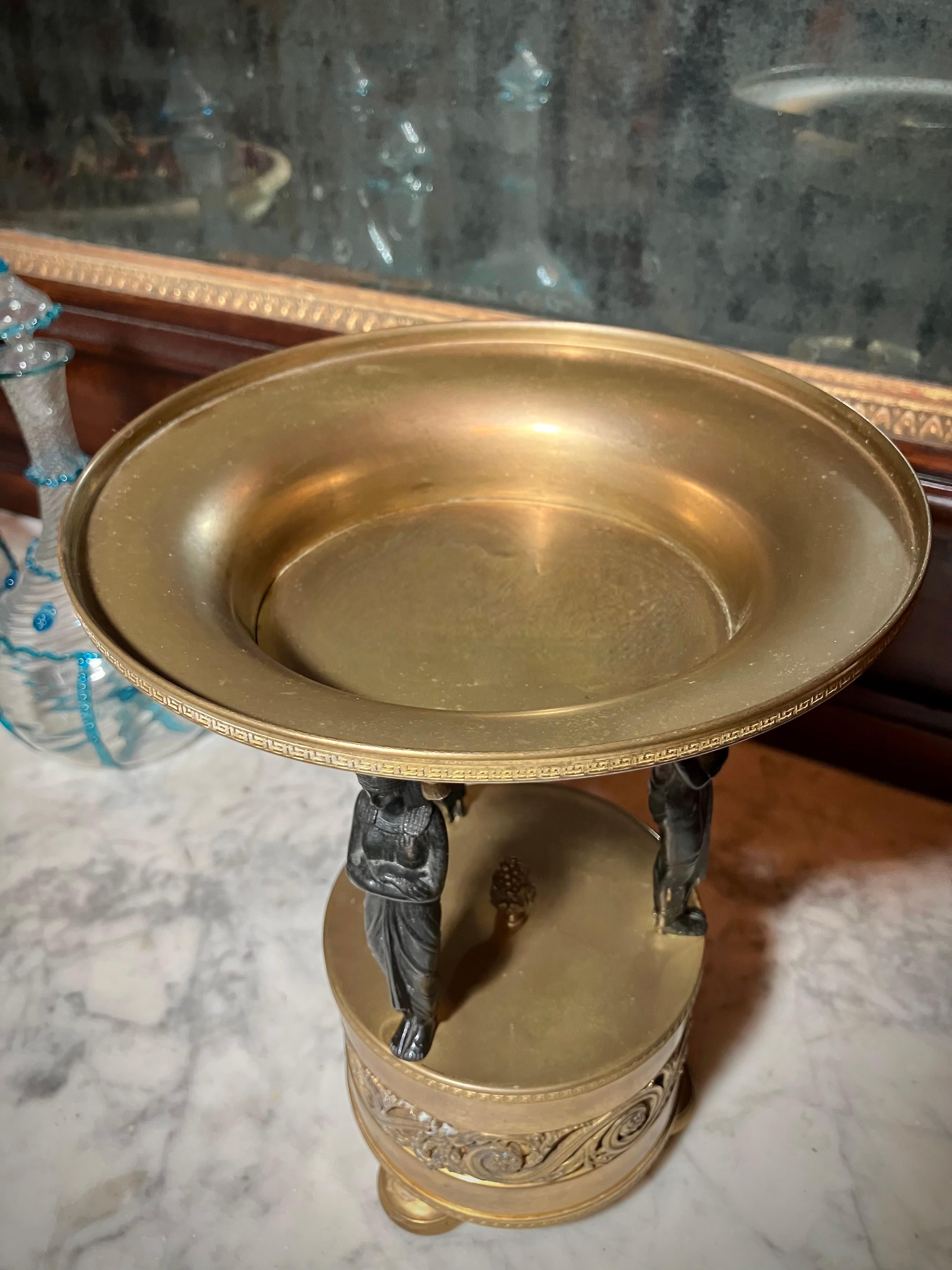 Paire de tazzas en bronze et laiton d'époque Empire italien, 19e siècle en vente 6