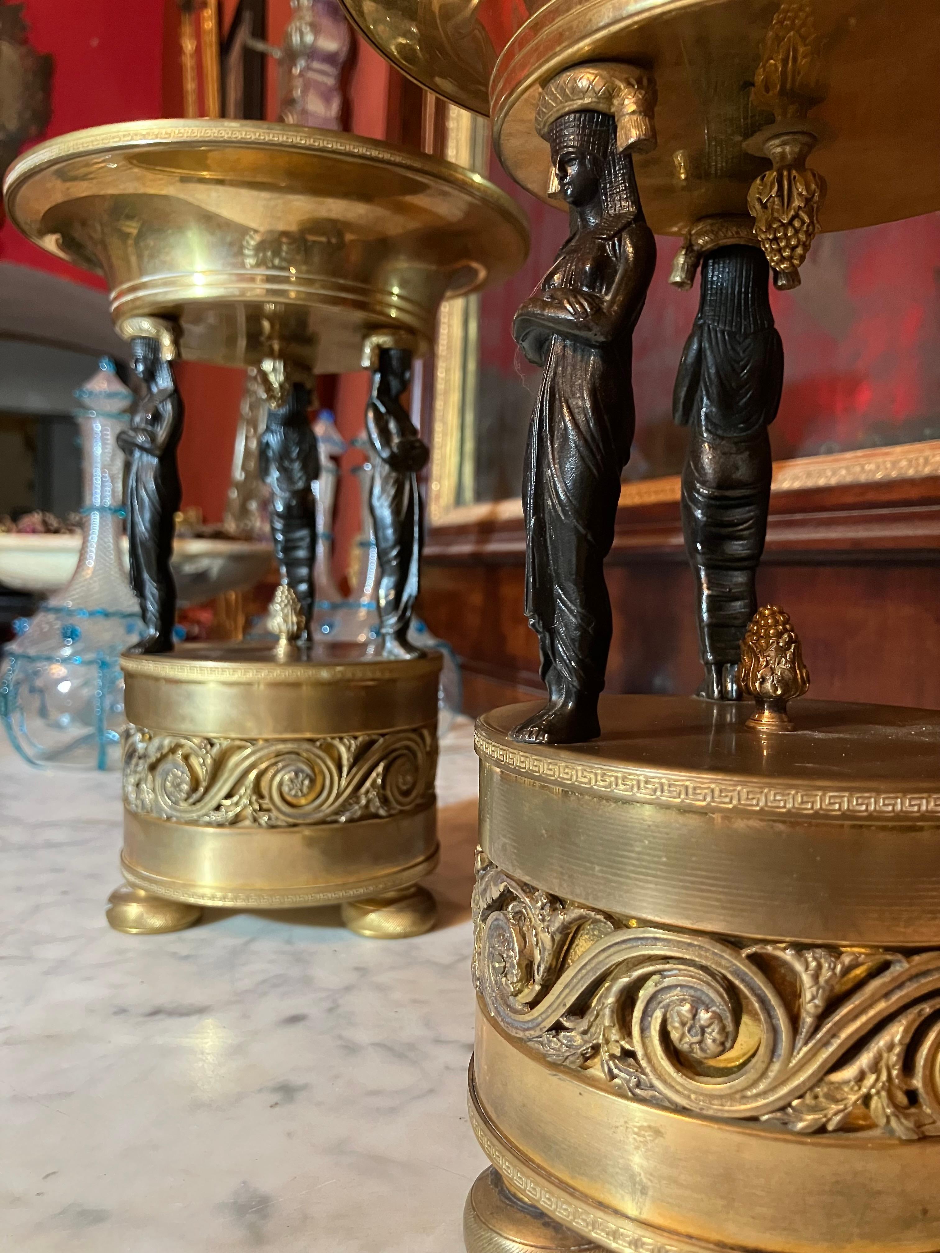 Cette élégante paire de tazzas italiens du XIXe siècle, également appelés supports décoratifs ou compotes, est la pièce maîtresse parfaite pour les intérieurs raffinés et les collectionneurs, mettant en valeur la grandeur du design italien