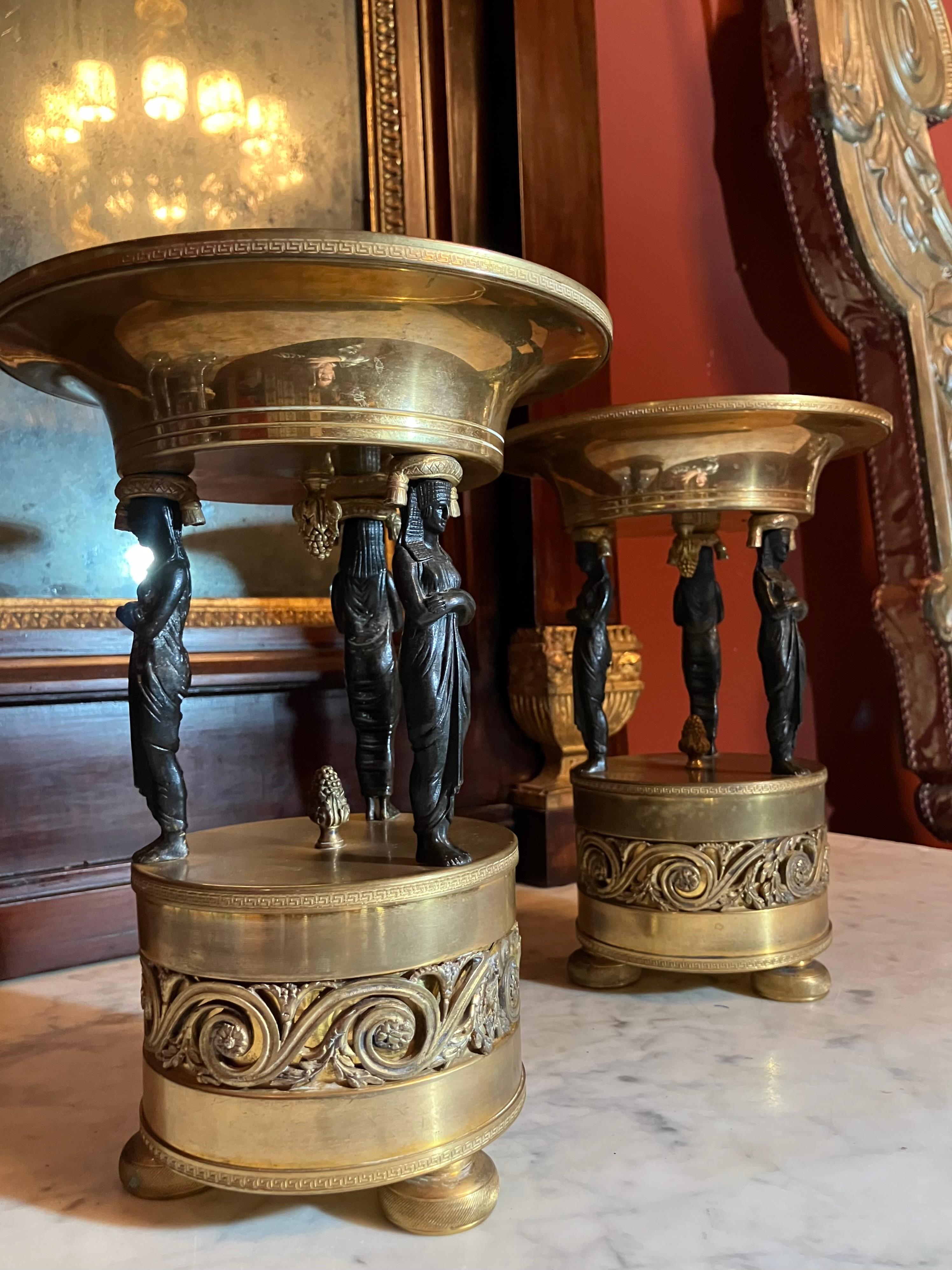 Fait main Paire de tazzas en bronze et laiton d'époque Empire italien, 19e siècle en vente