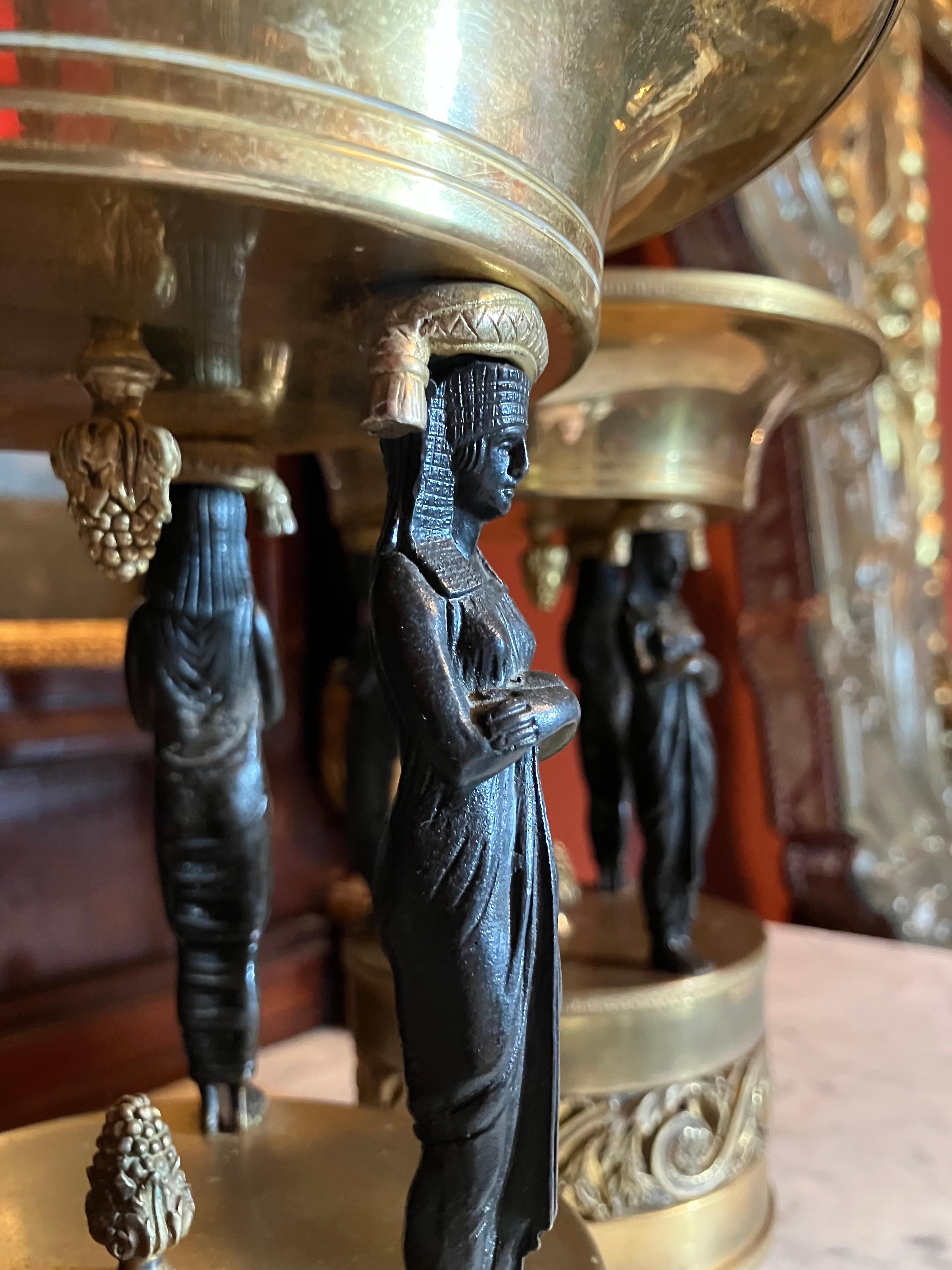 Paire de tazzas en bronze et laiton d'époque Empire italien, 19e siècle Bon état - En vente à Firenze, IT