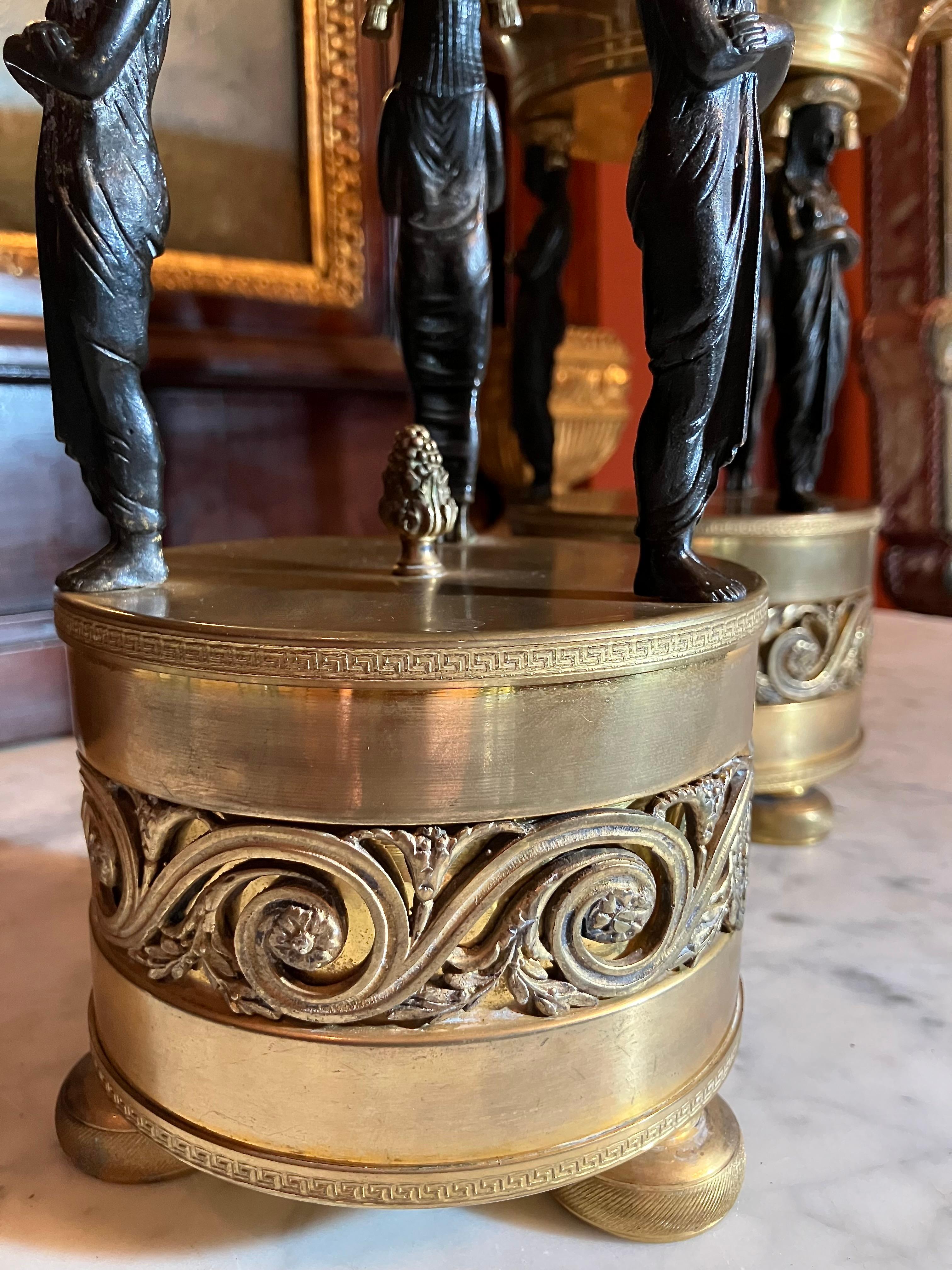 Laiton Paire de tazzas en bronze et laiton d'époque Empire italien, 19e siècle en vente