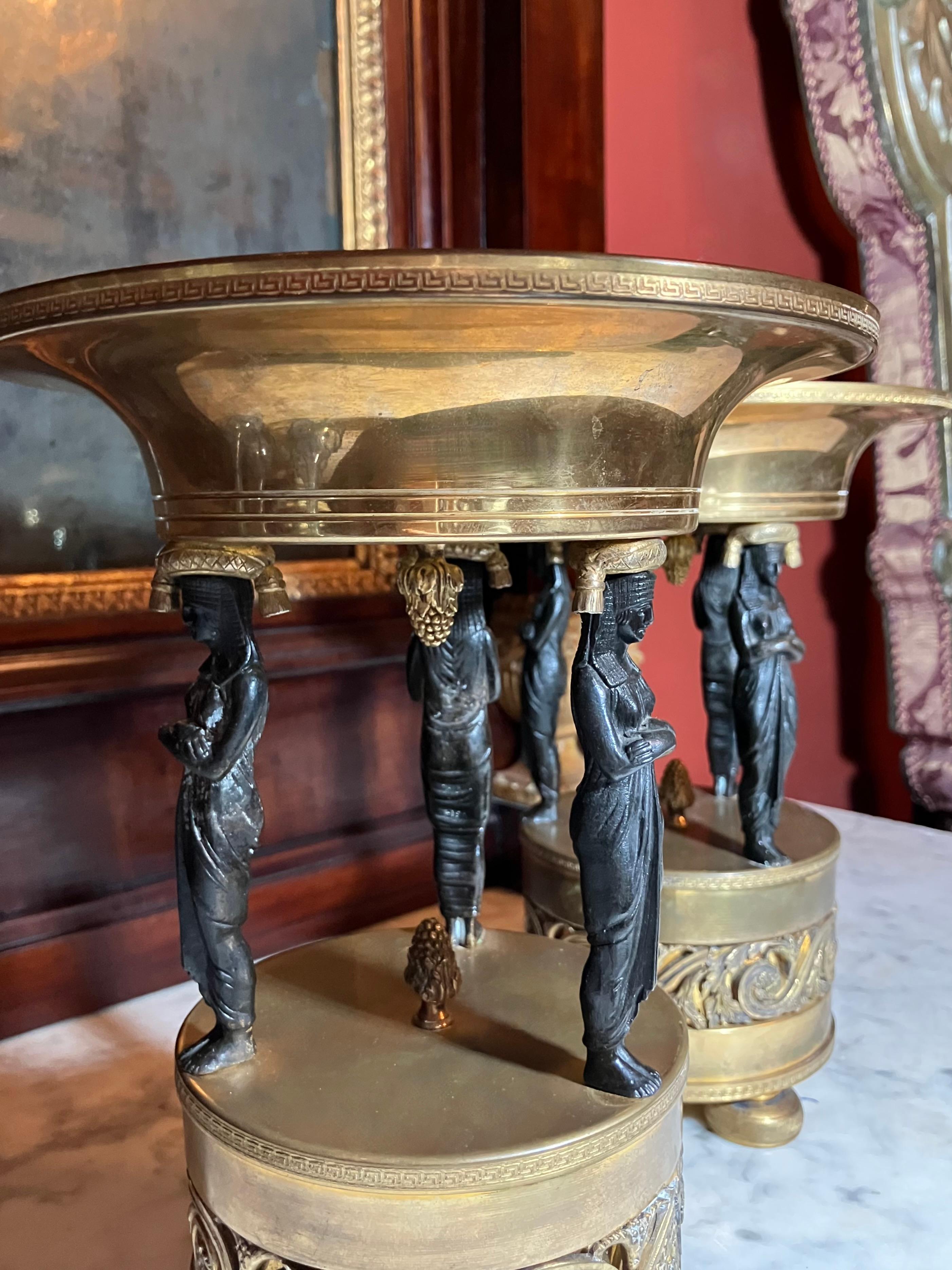 Paire de tazzas en bronze et laiton d'époque Empire italien, 19e siècle en vente 1