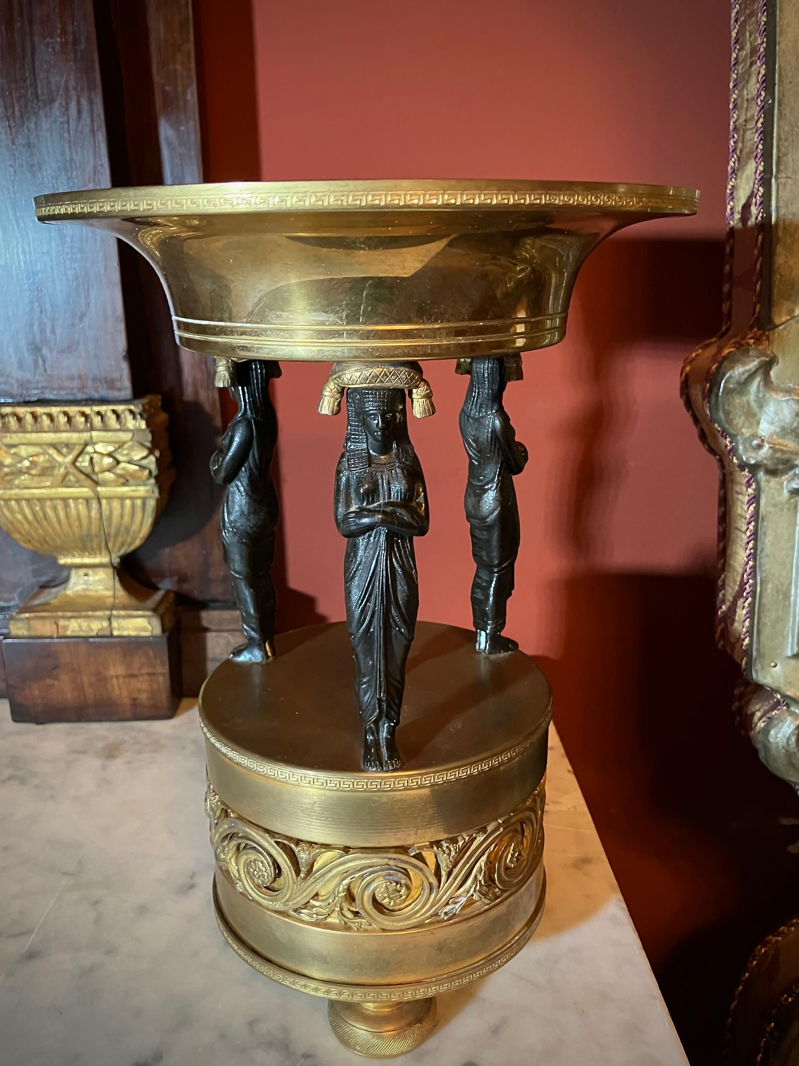 Paire de tazzas en bronze et laiton d'époque Empire italien, 19e siècle en vente 3