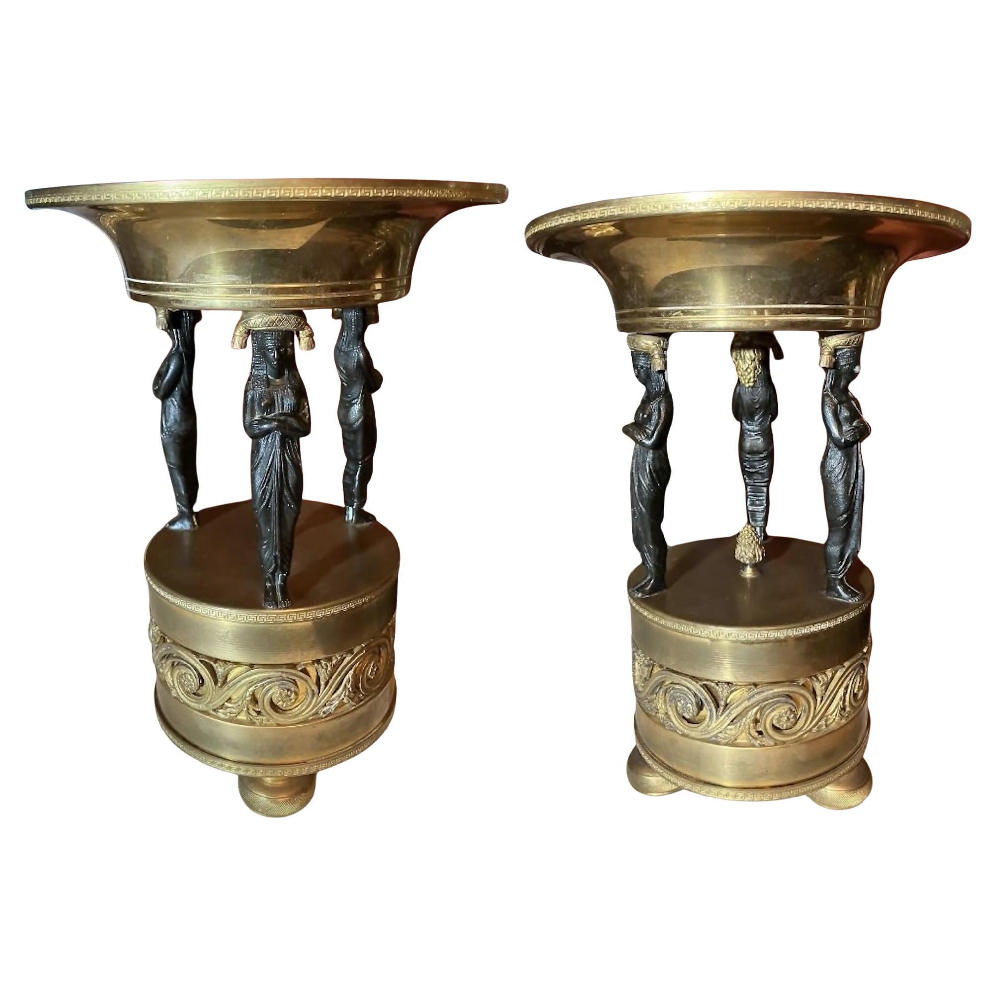 Coppia di tazze in bronzo e ottone del periodo Impero, XIX secolo