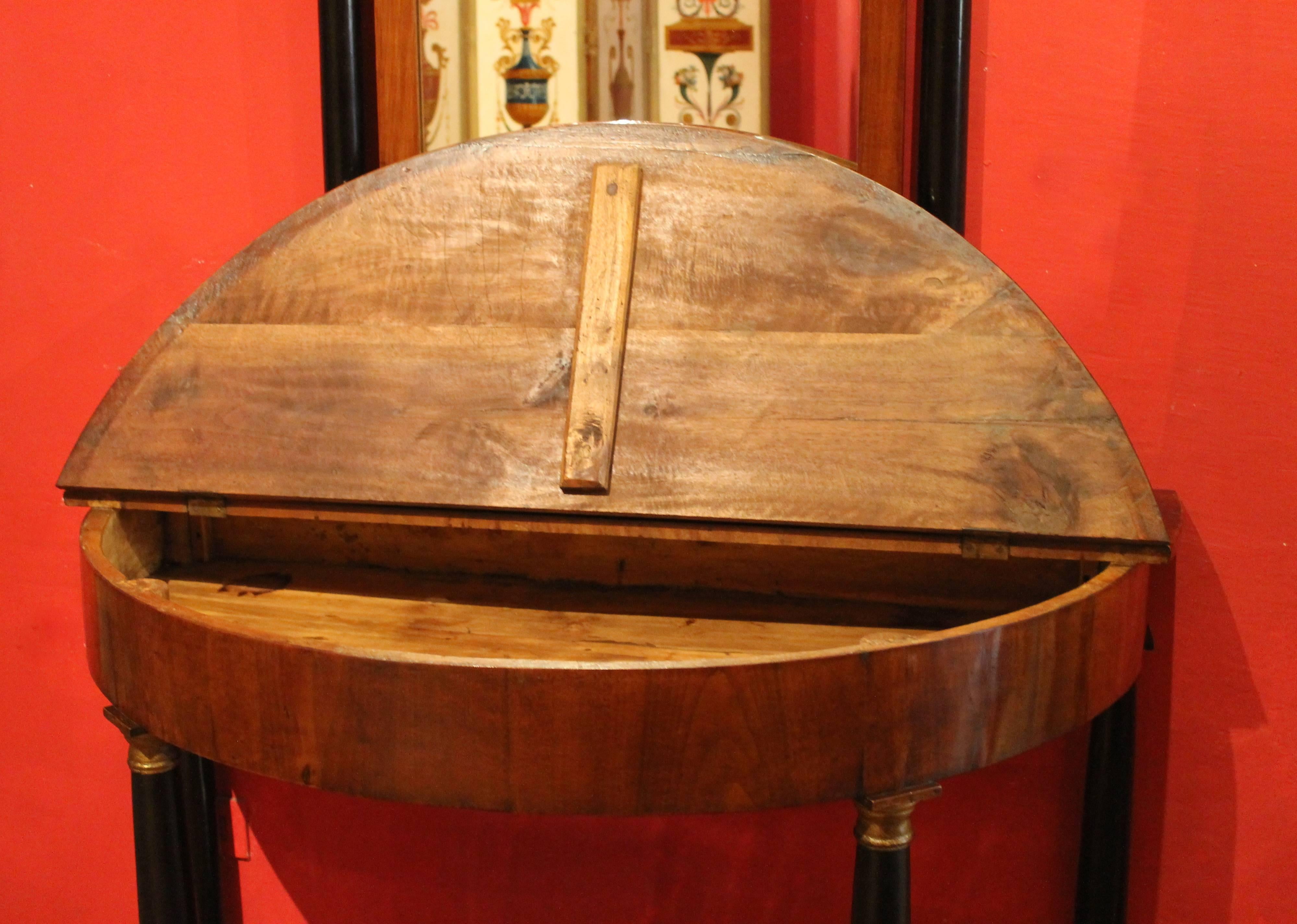 Paar italienische Empire-Konsolentische aus Nussbaum mit Spiegel im Zustand „Gut“ im Angebot in Firenze, IT