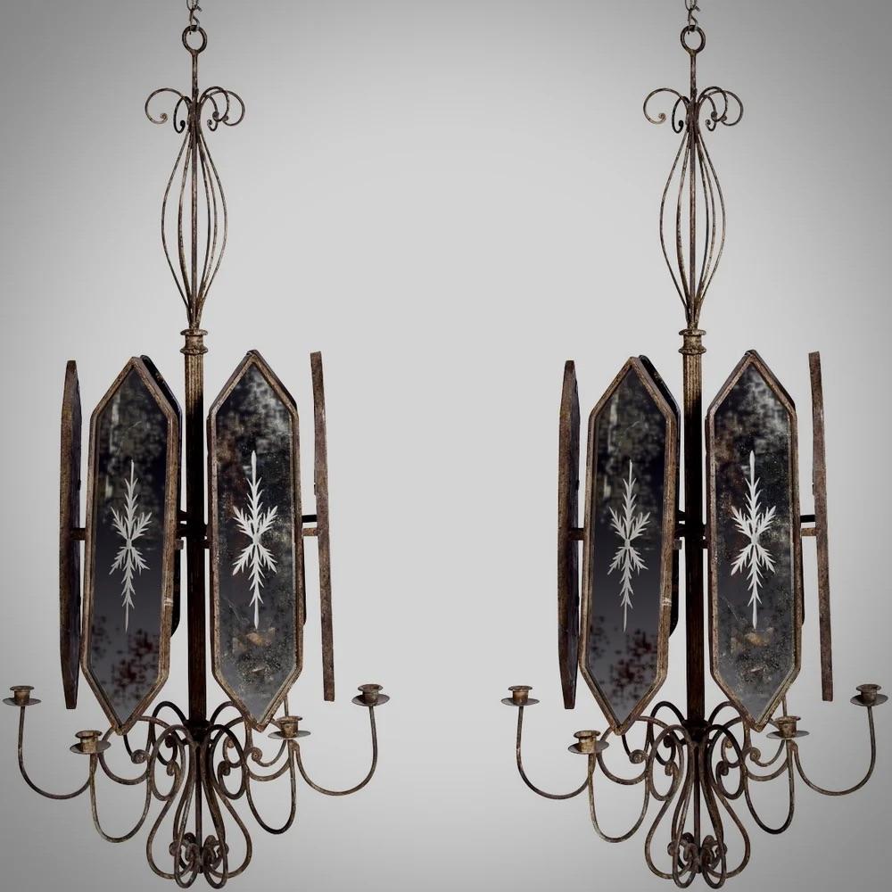 Questi candelabri a sospensione in stile Art Deco Florentine, provenienti dall'Italia, sono caratterizzati da uno squisito assemblaggio di sei pannelli a specchio esagonali incisi, racchiusi in un'elegante cornice. I delicati portacandele in filo