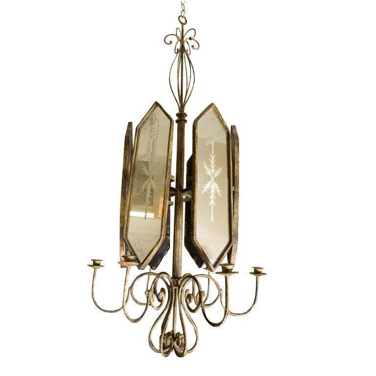 Paire de ravissants candélabres suspendus Florentine des années 1920 avec panneaux de miroir gravé Le cercle de six panneaux de miroir hexagonaux présente une belle gravure décorative en forme d'étoile. Les six chandeliers en fil métallique sont