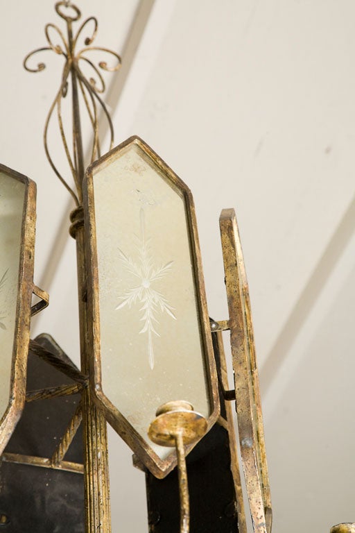 Métal Paire de chandeliers italiens suspendus à panneaux de miroir gravés en vente