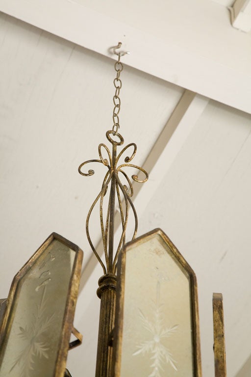 Paire de chandeliers italiens suspendus à panneaux de miroir gravés en vente 1