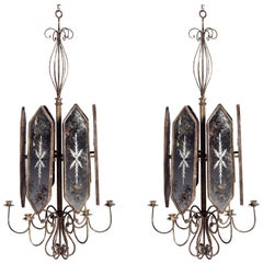 Paire de chandeliers italiens suspendus à panneaux de miroir gravés