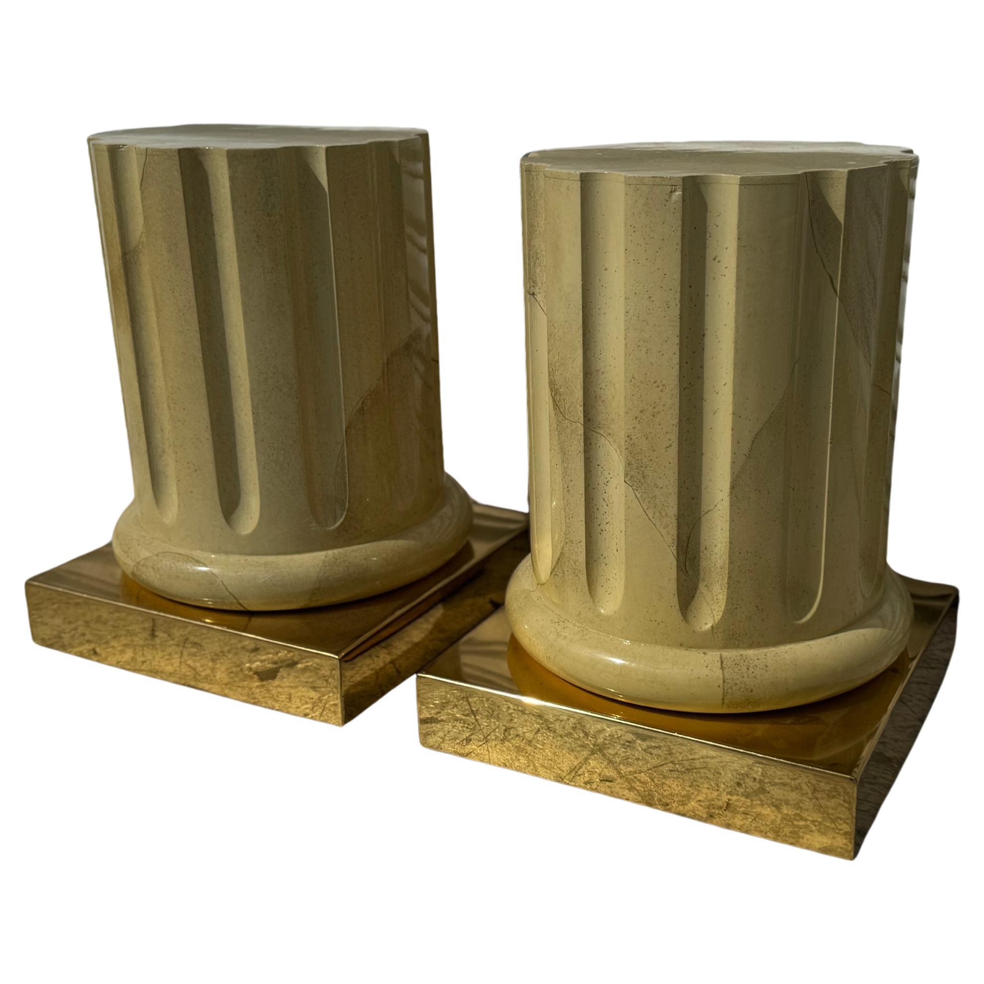 Paire de tables d'appoint italiennes en fausse peau de chèvre/parchemin avec base en laiton
