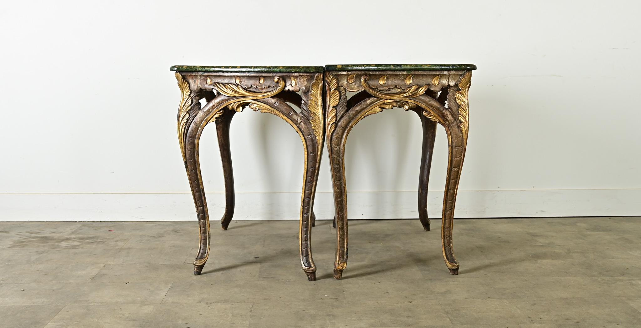 Paar italienische Konsolen aus Kunstmarmor im Angebot 7