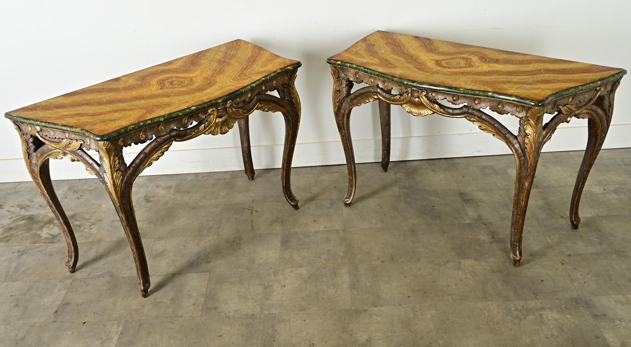 Zwei faszinierende italienische Konsolentische aus bemaltem und vergoldetem Holz des 19. Jahrhunderts im Rokoko-Stil mit Platten aus Kunstmarmor. Die fachmännisch bemalte Trompe-l'Oeil-Oberfläche fängt die üppigen Maserungsmuster von Onyx oder