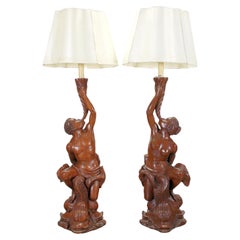 Paar italienische figurale Lampen aus Nussbaumholz mit Figuren - um 1820
