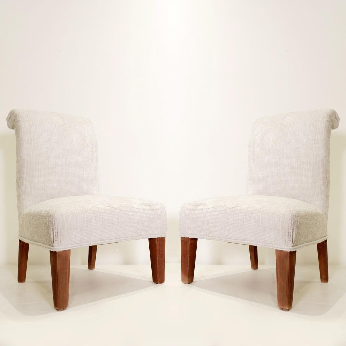 Paire de chaises de cheminée italiennes - nouveau revêtement en velours blanc cassé


